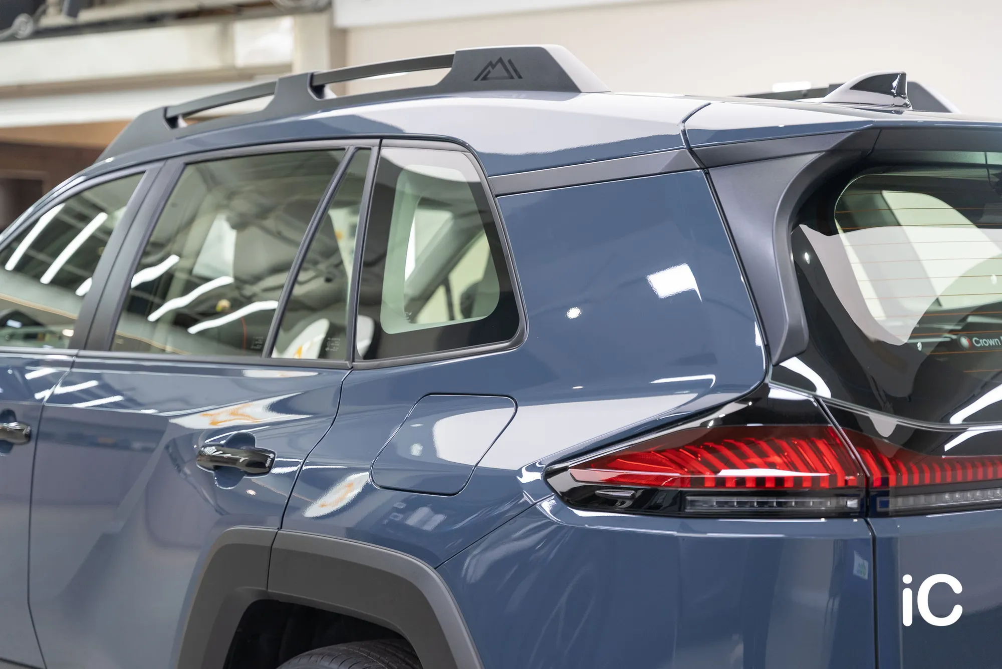 RAV4 後側窗、尾翼及尾燈的完成近照