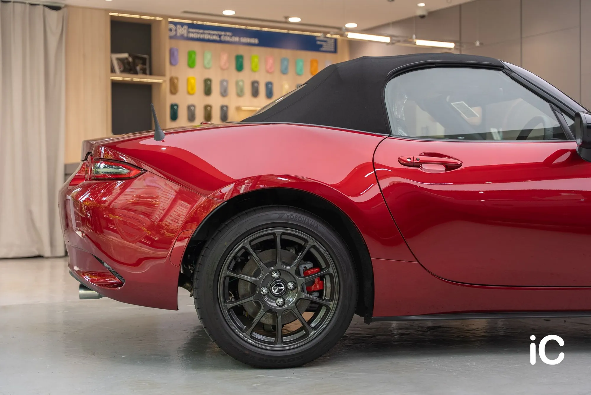 Mazda MX-5 軟篷與車尾側面