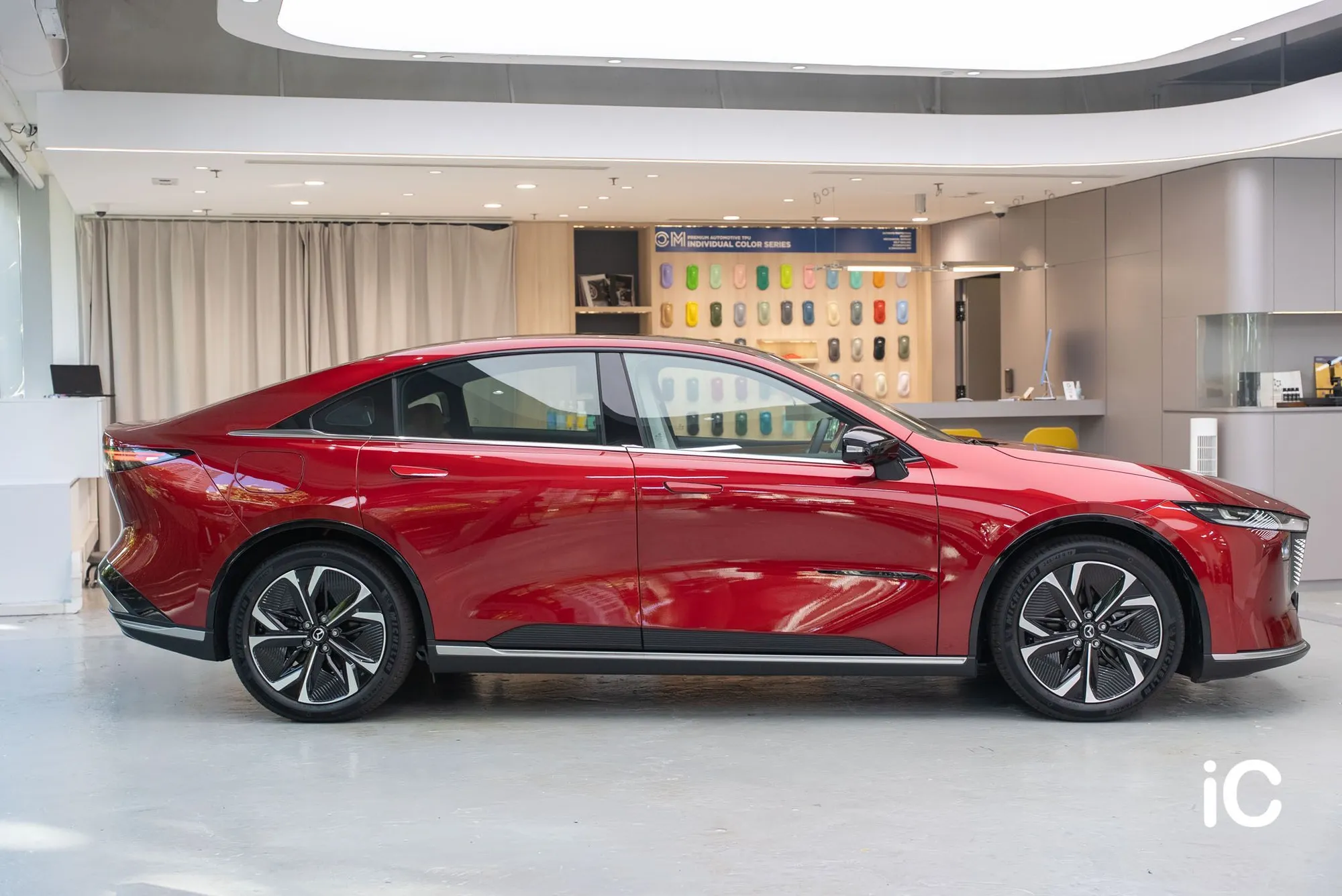Mazda 6e 完成施工後的整個車側及酒紅色車身