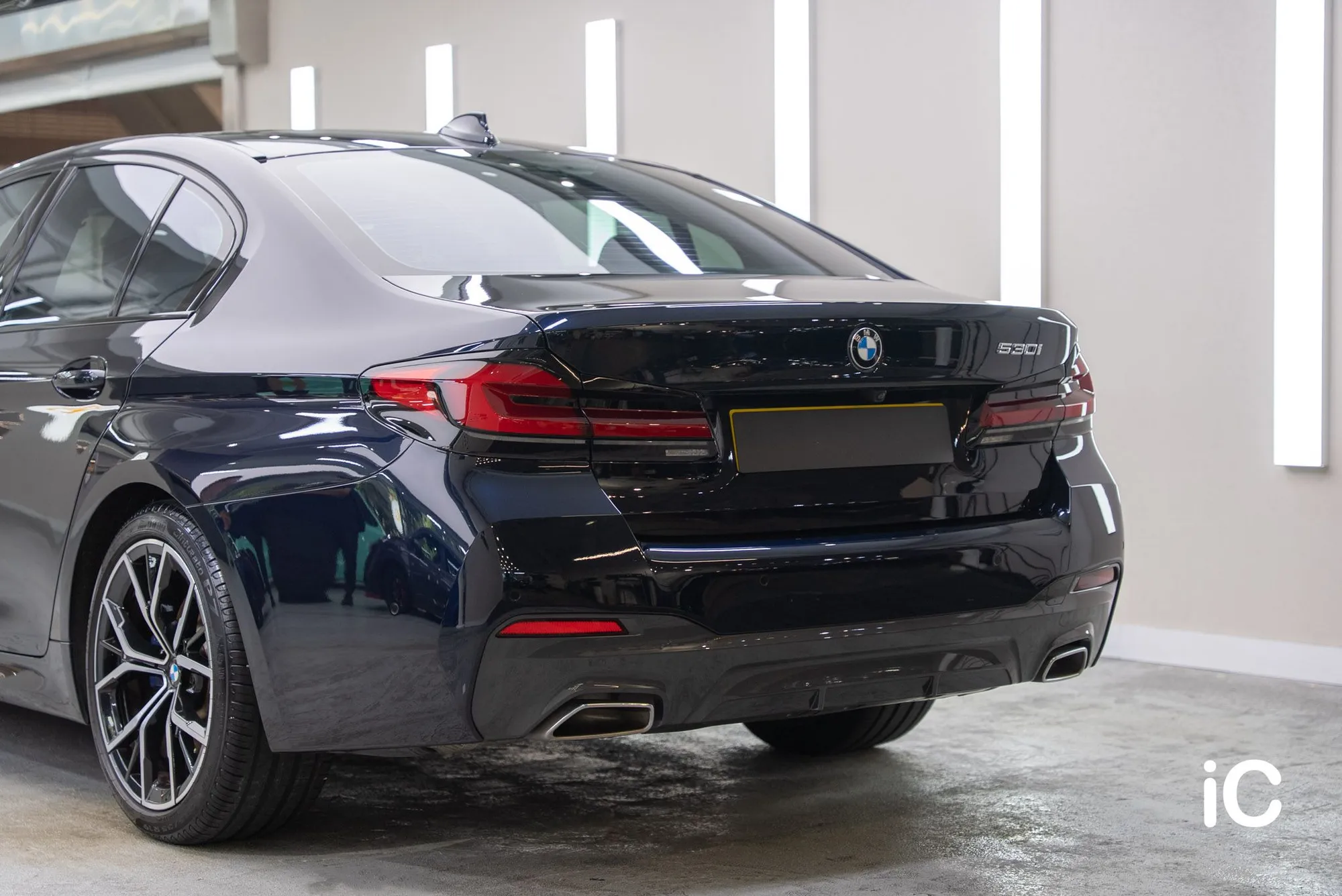 BMW THE 5 車尾斜側及後泵把