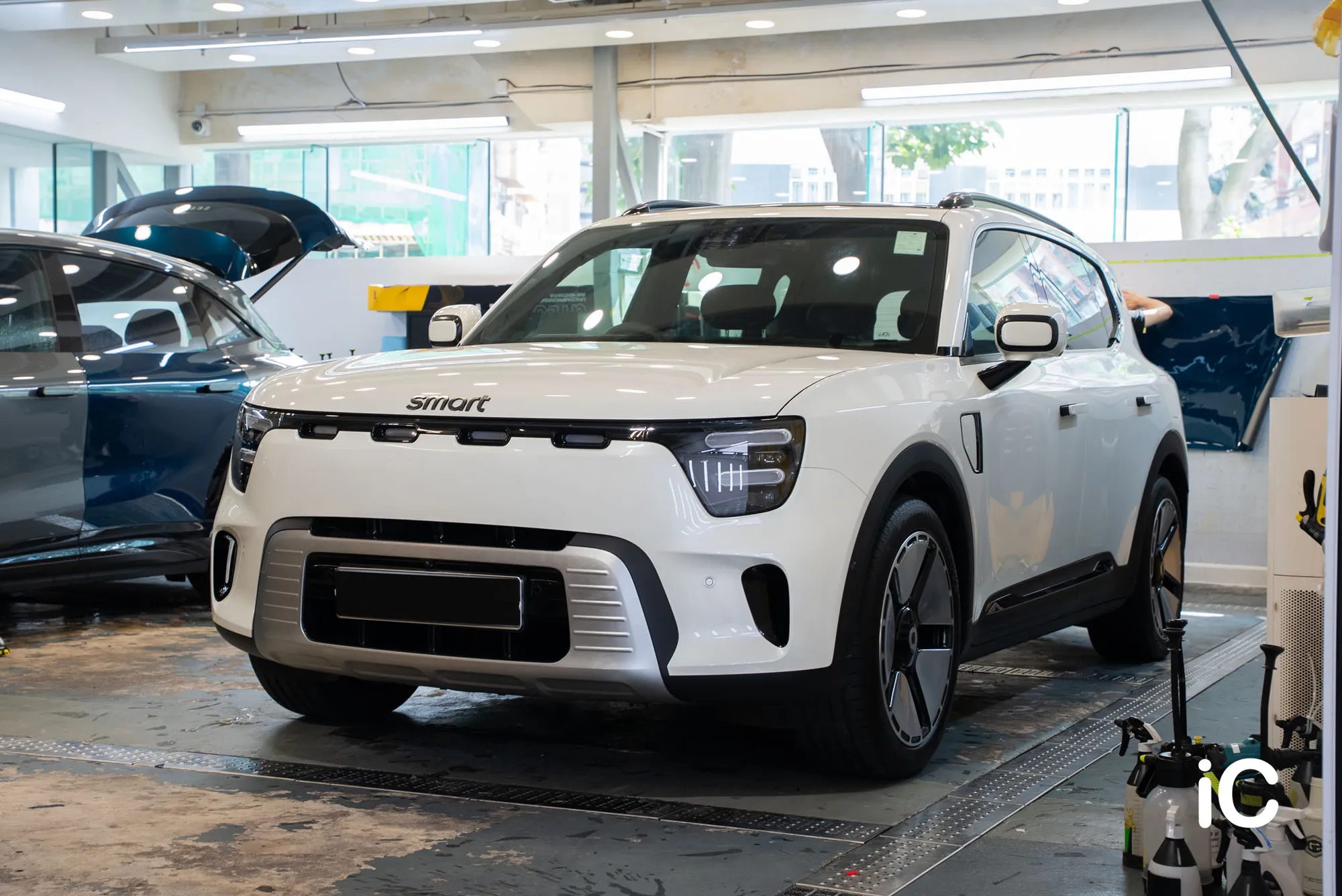 smart #5 Premium 到店時的原廠白色車身及銀色飾件