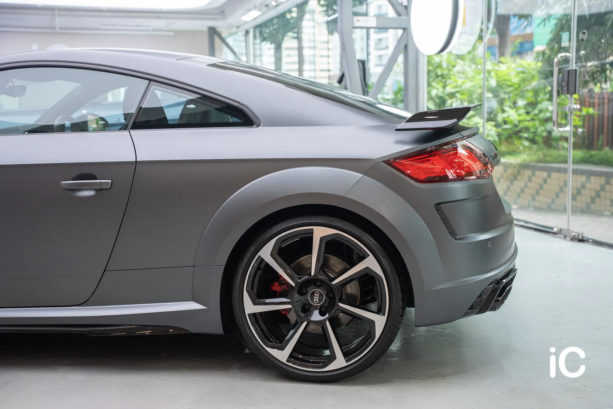 Audi TT RS 車側後半部，展示車門、後沙板及輪拱的啞面線條