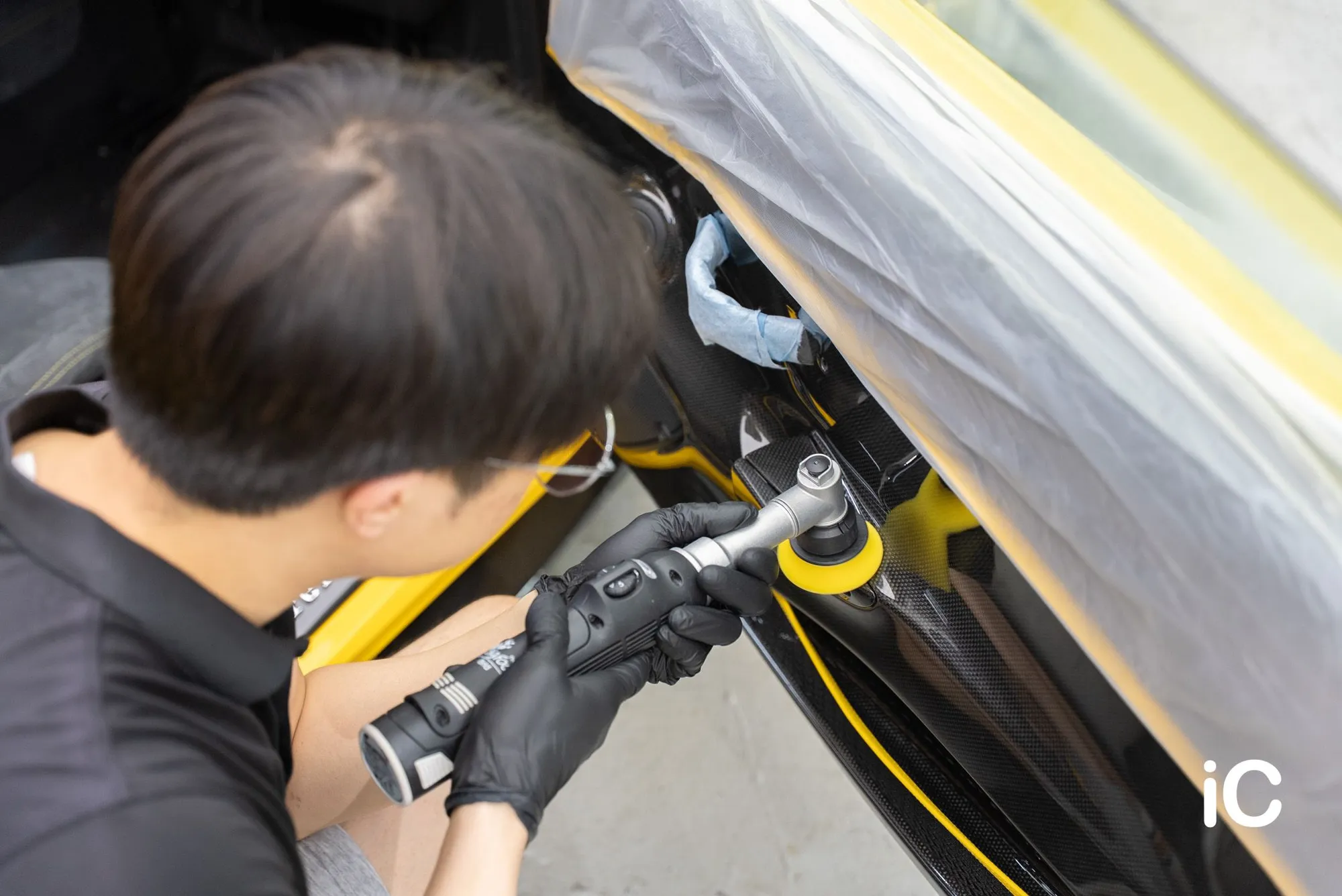 Ferrari 488 以小型拋光機處理內籠碳纖件