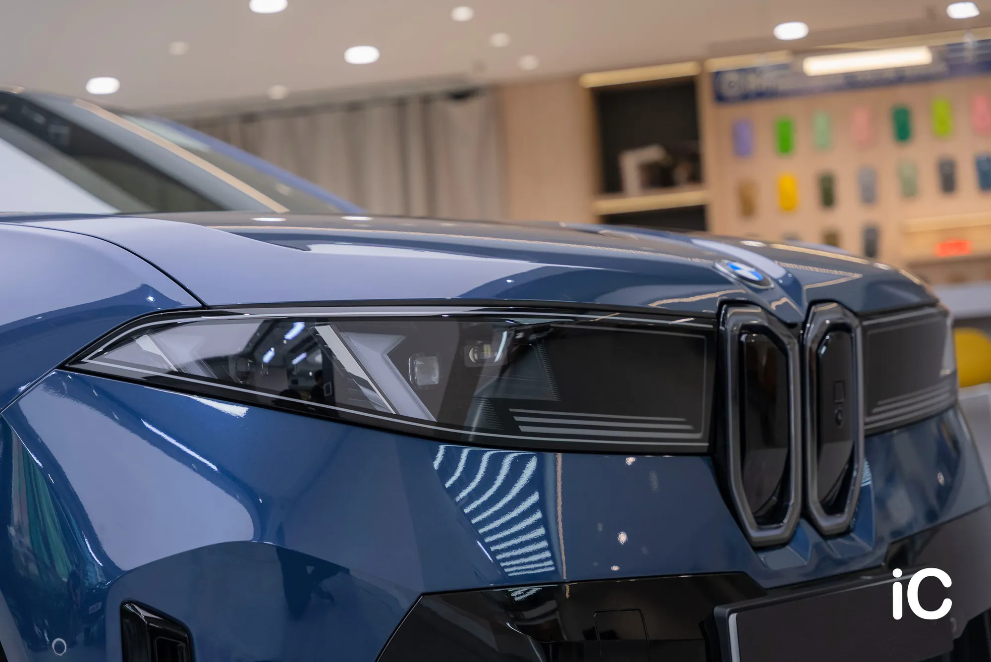BMW iX3 藍色車頭與已貼膜的頭燈