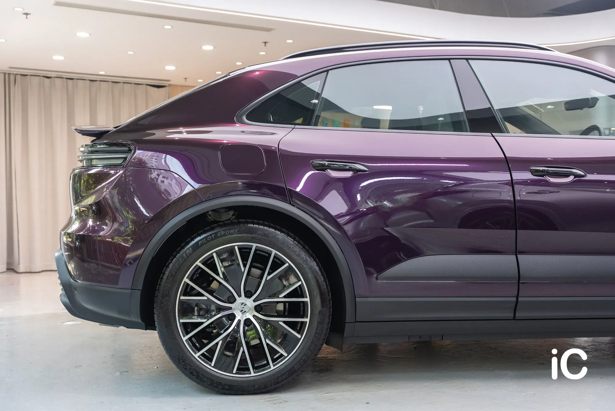 Porsche Macan EV 車側後半部的轉色效果