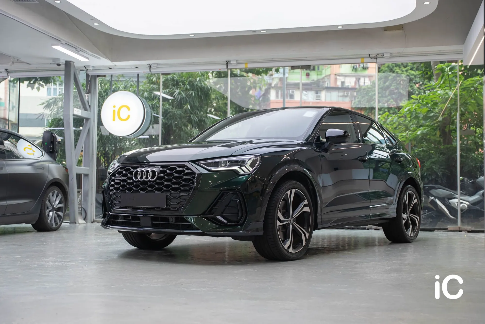 Audi Q3 車頭三分四角度整車全景