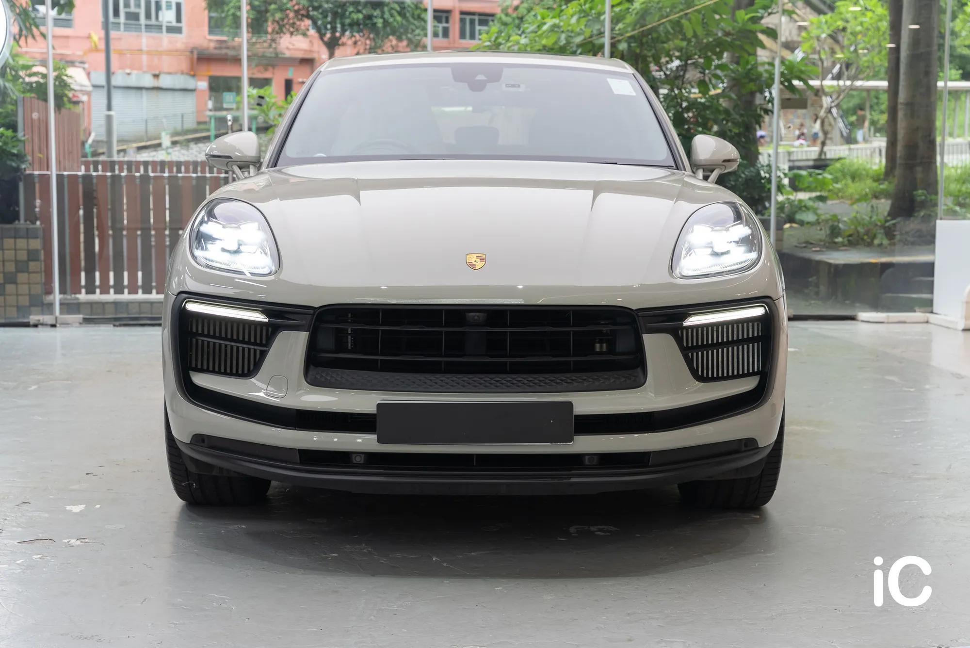 OM Crayon Porsche Macan S 的正面外觀