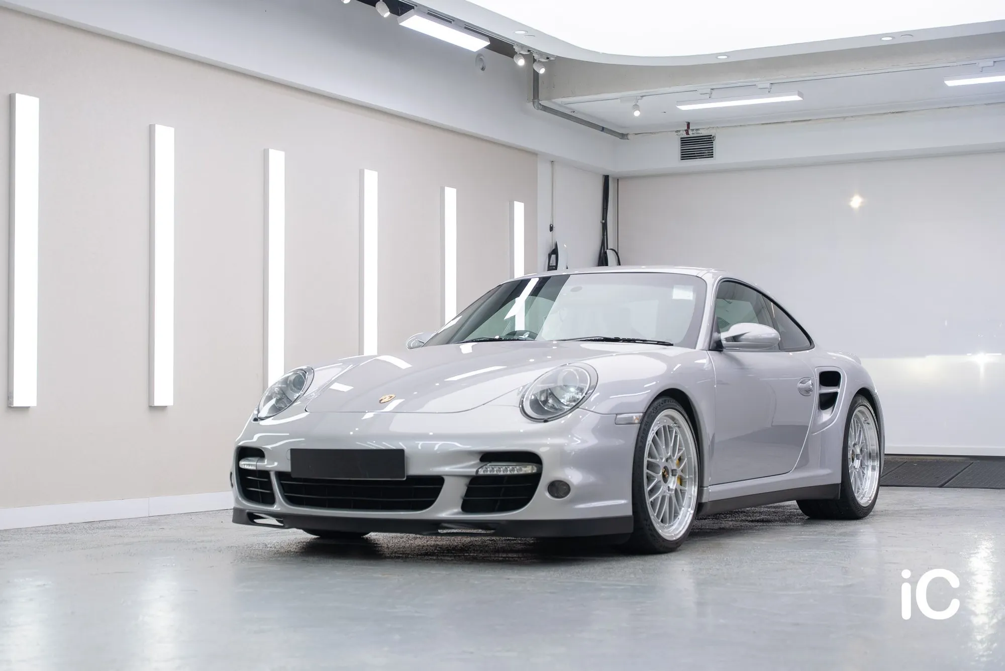 銀色 Porsche 911 完成施工後的車頭與車側