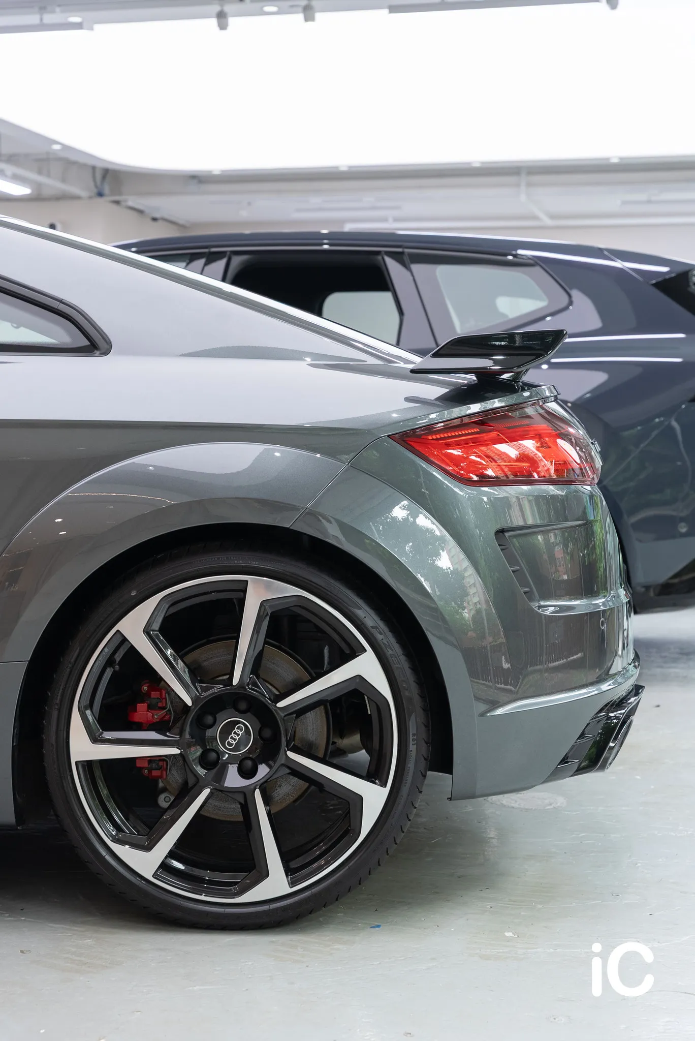 TT RS 後輪、沙板及尾翼的直幅照片