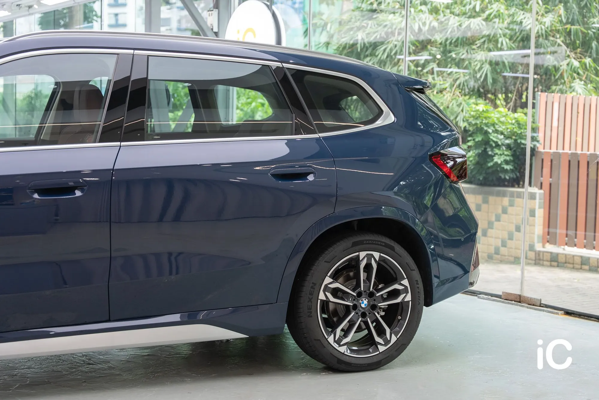 BMW iX1 L 右側車門與後沙板完成效果