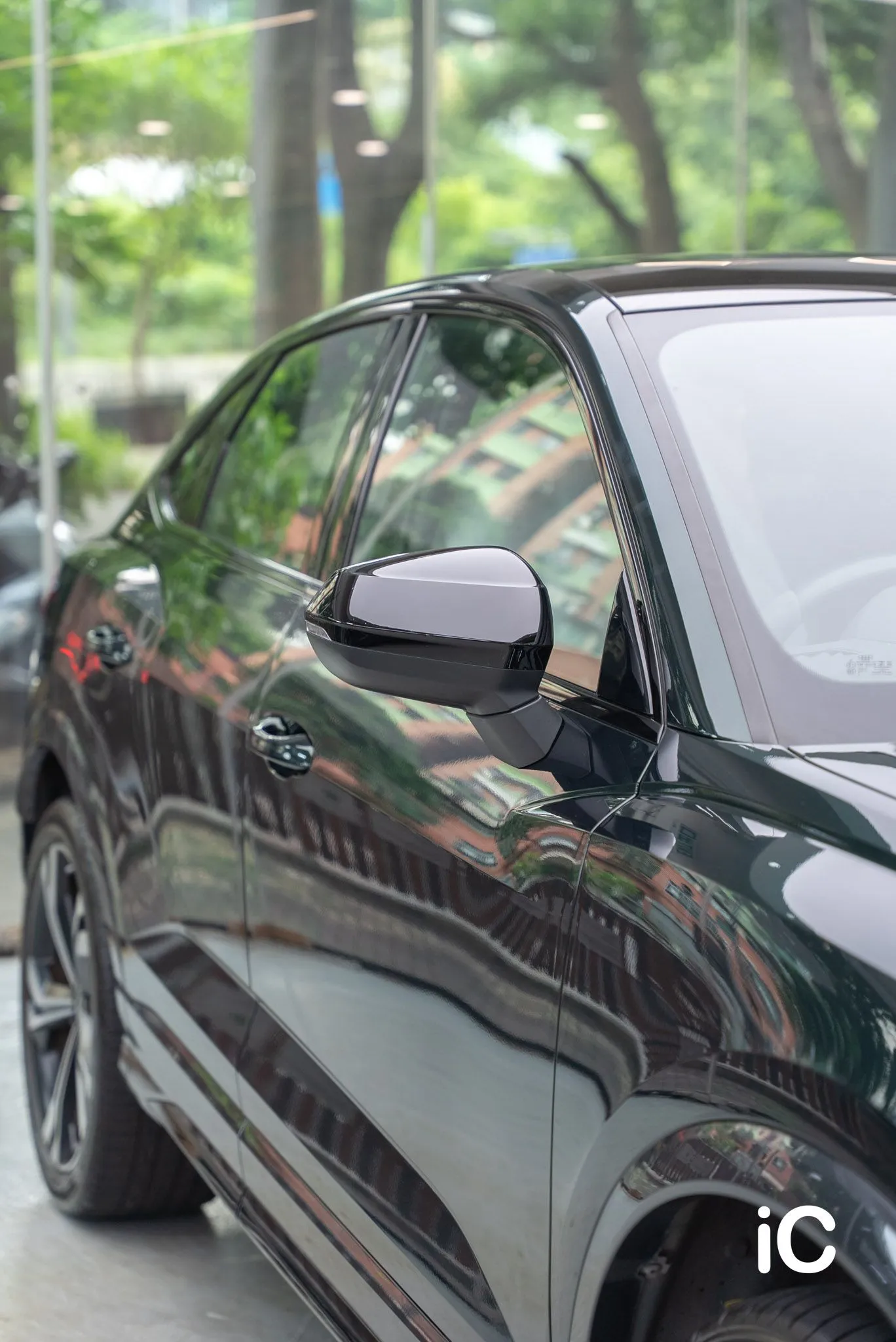 Audi Q3 車側前後延伸的綠色效果
