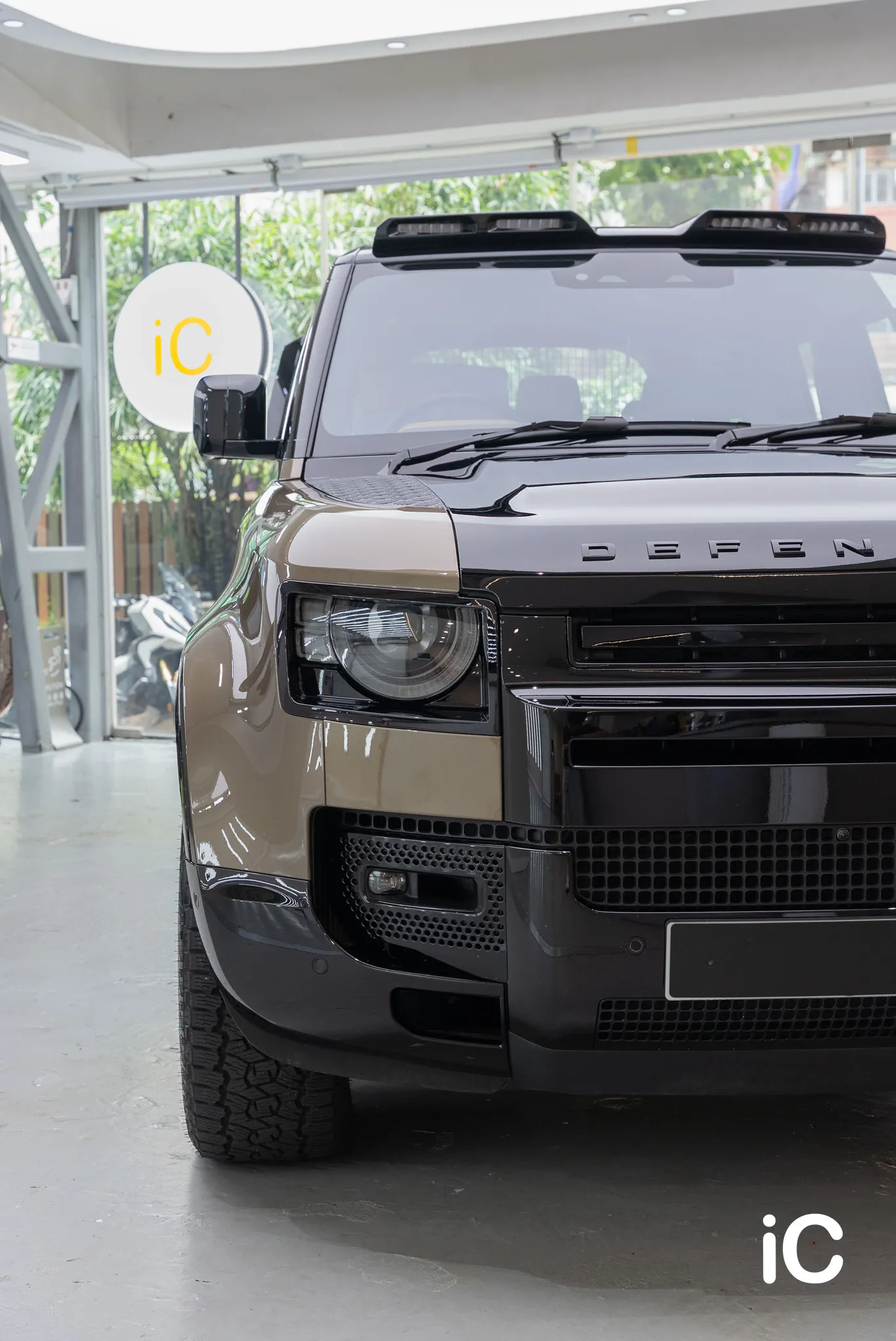 Defender 車頭的直幅完成照片