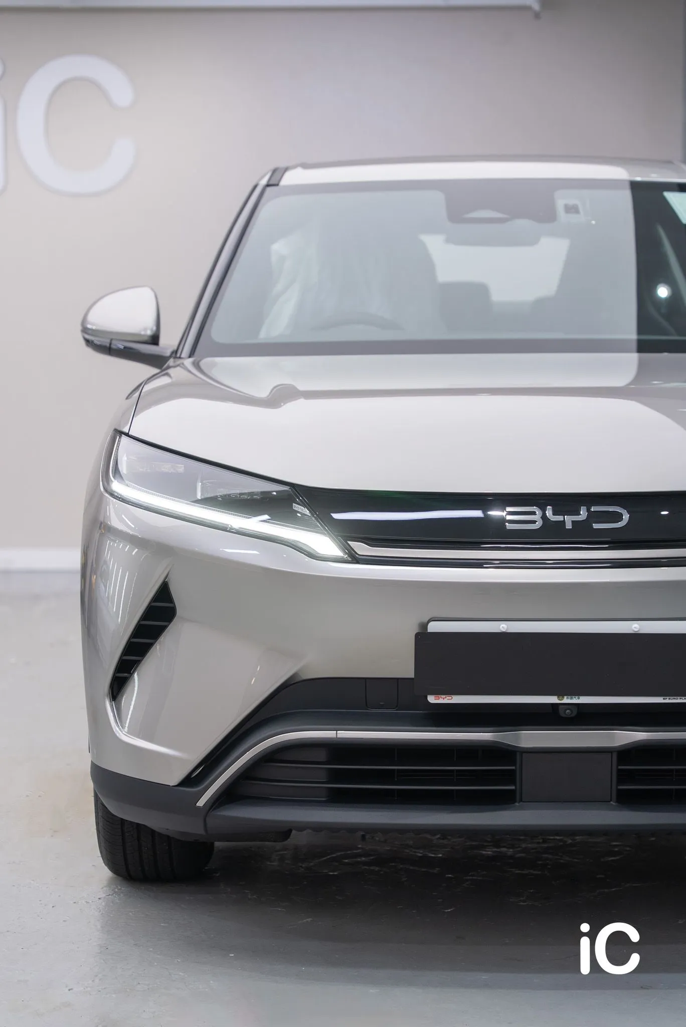 BYD ATTO 2 正面車頭的銀色外觀