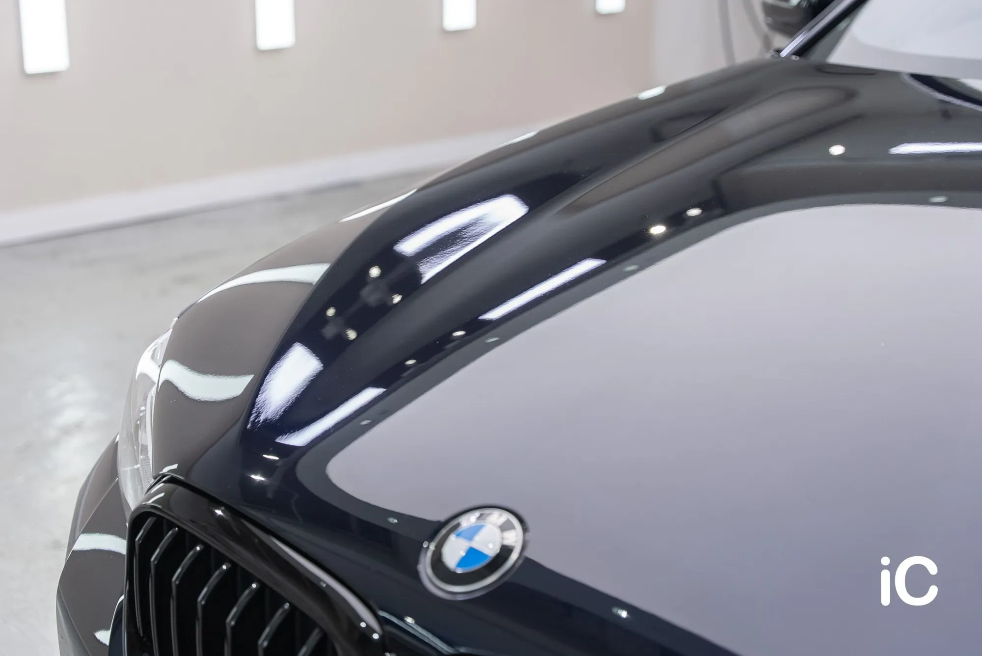 BMW THE 5 車頭冚及車章斜角近照