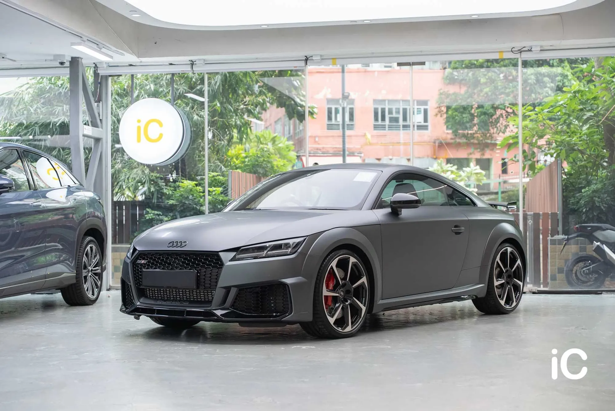 灰色 Audi TT RS 車頭斜側全車完成效果，展示啞面車身與黑色車頭配搭