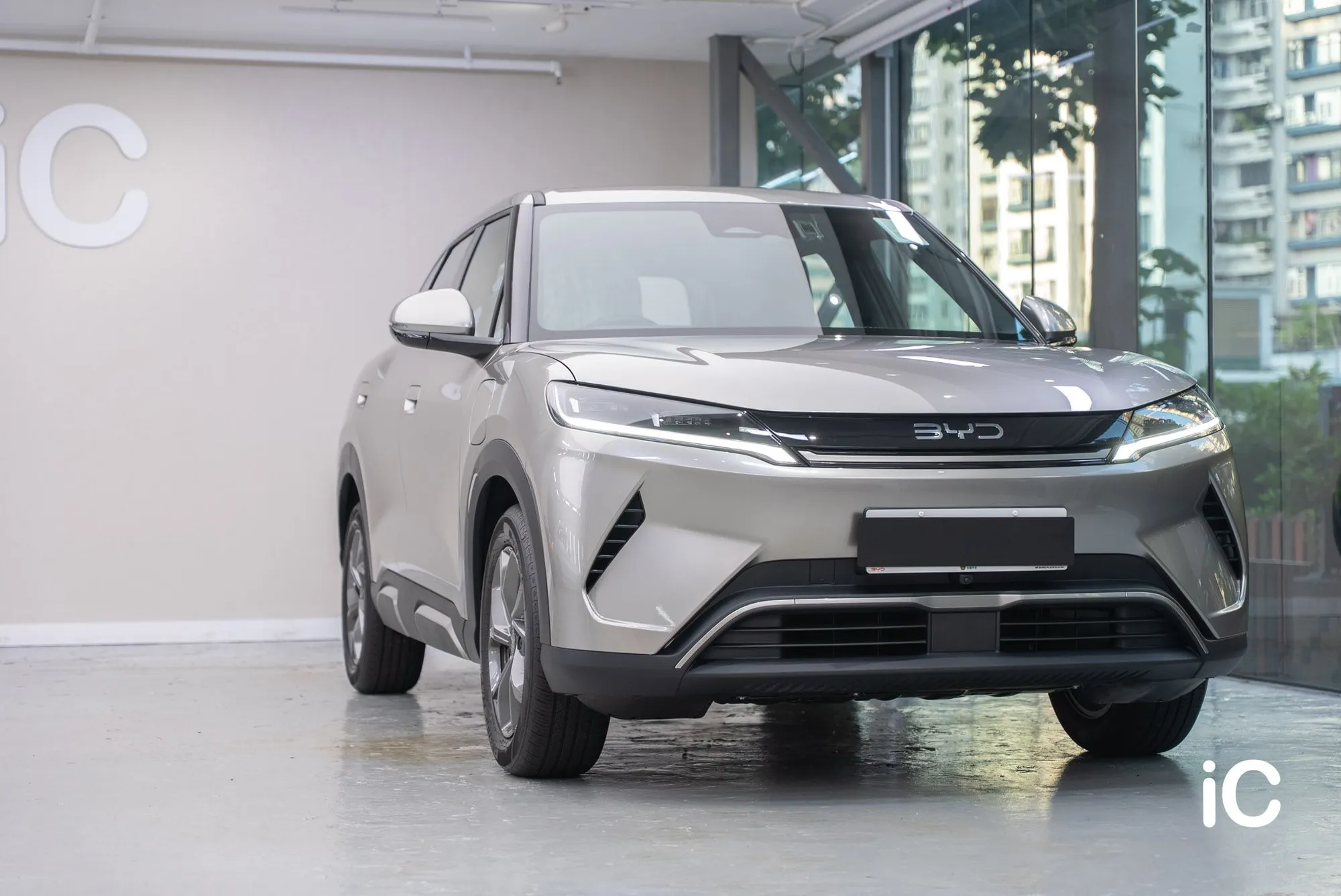 BYD ATTO 2 的銀色車身與車頭三分四角度