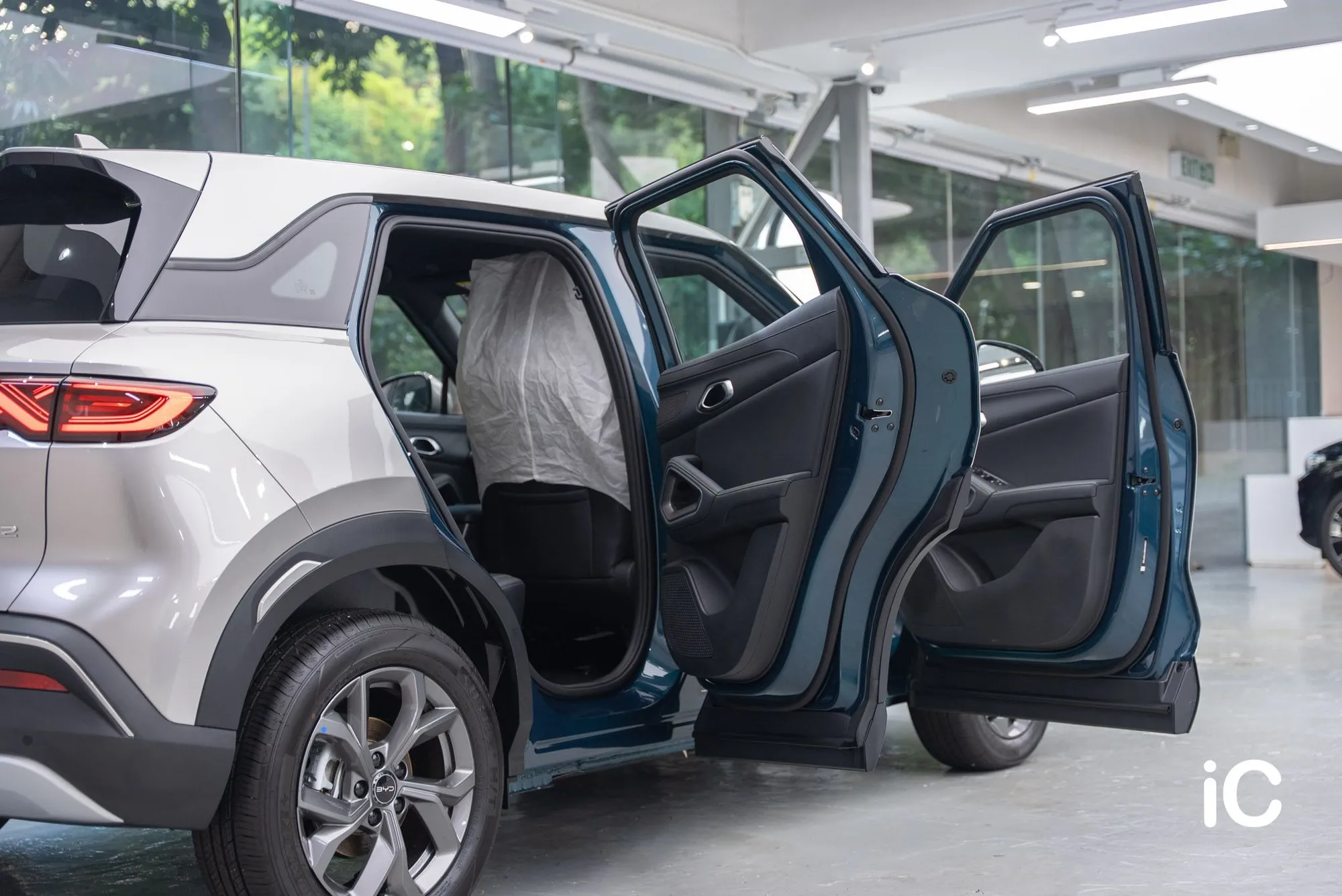 BYD ATTO 2 打開車門後可見原廠藍色與銀色外觀的對比