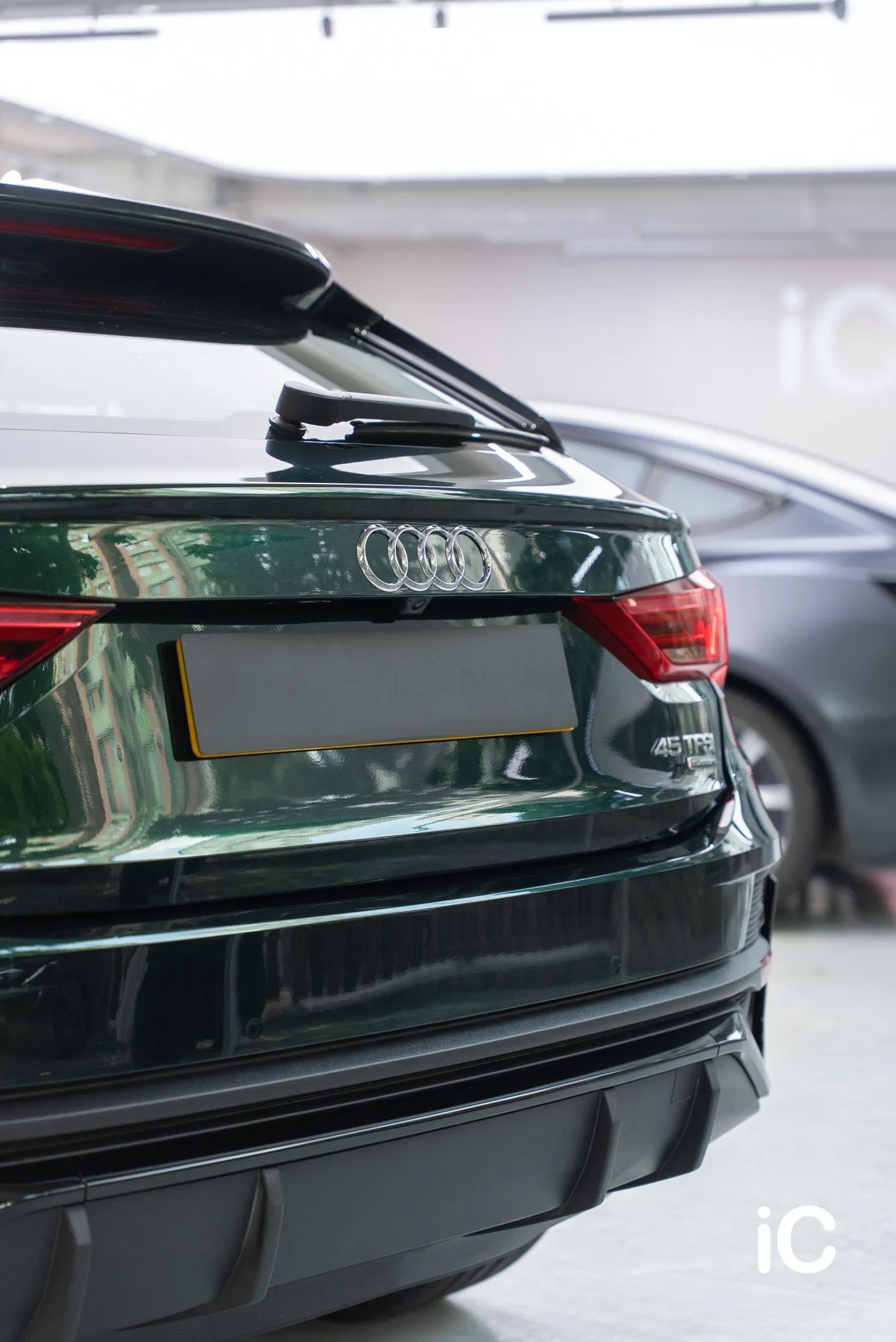 Audi Q3 車尾直幅構圖