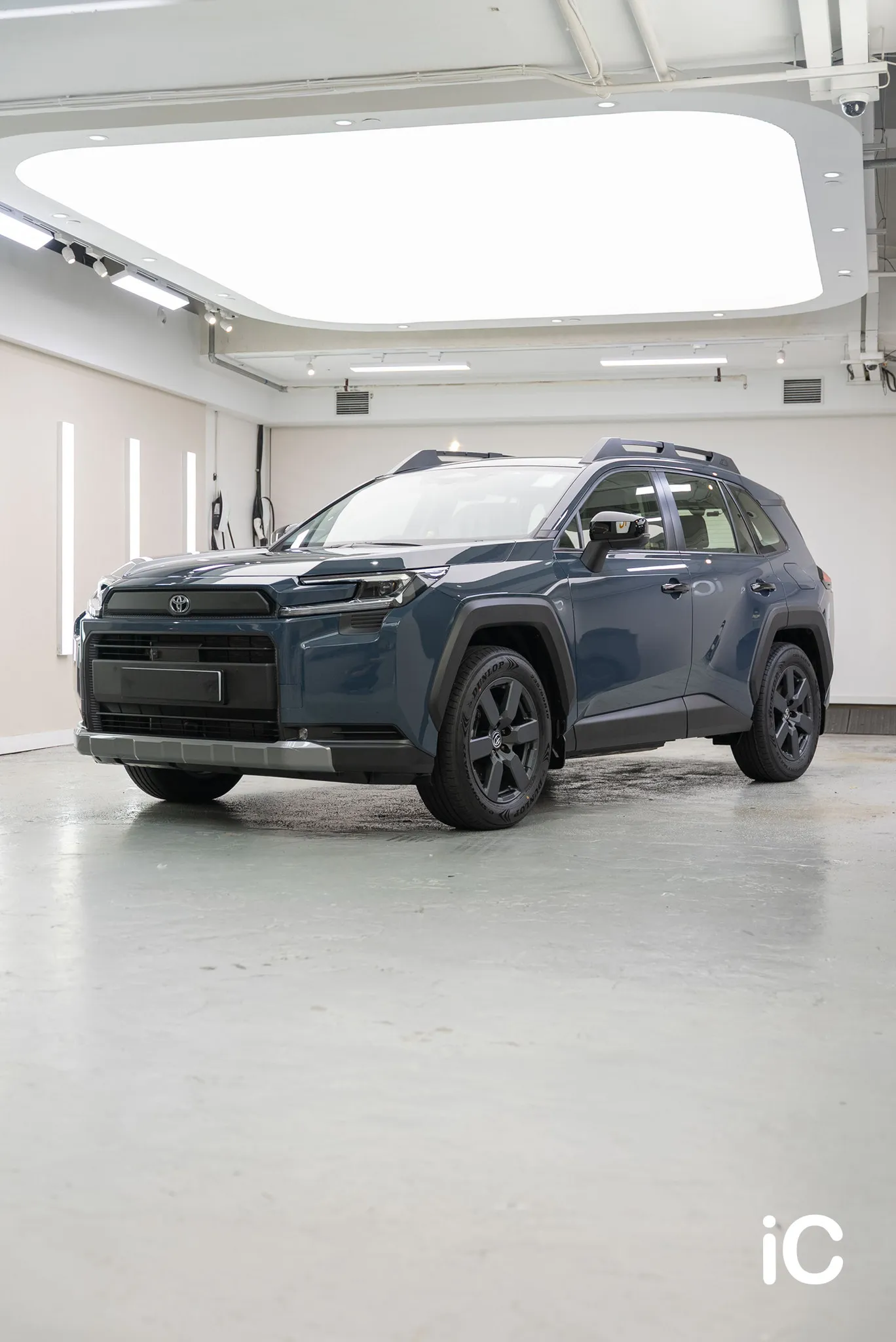 Toyota RAV4 完成施工後的車頭斜側全景，直幅保留明亮場地空間