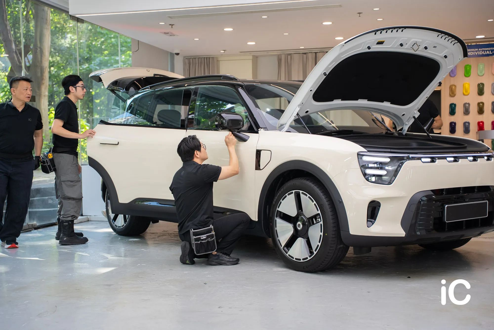smart #5 Premium 團隊在貼膜後檢查車身邊角
