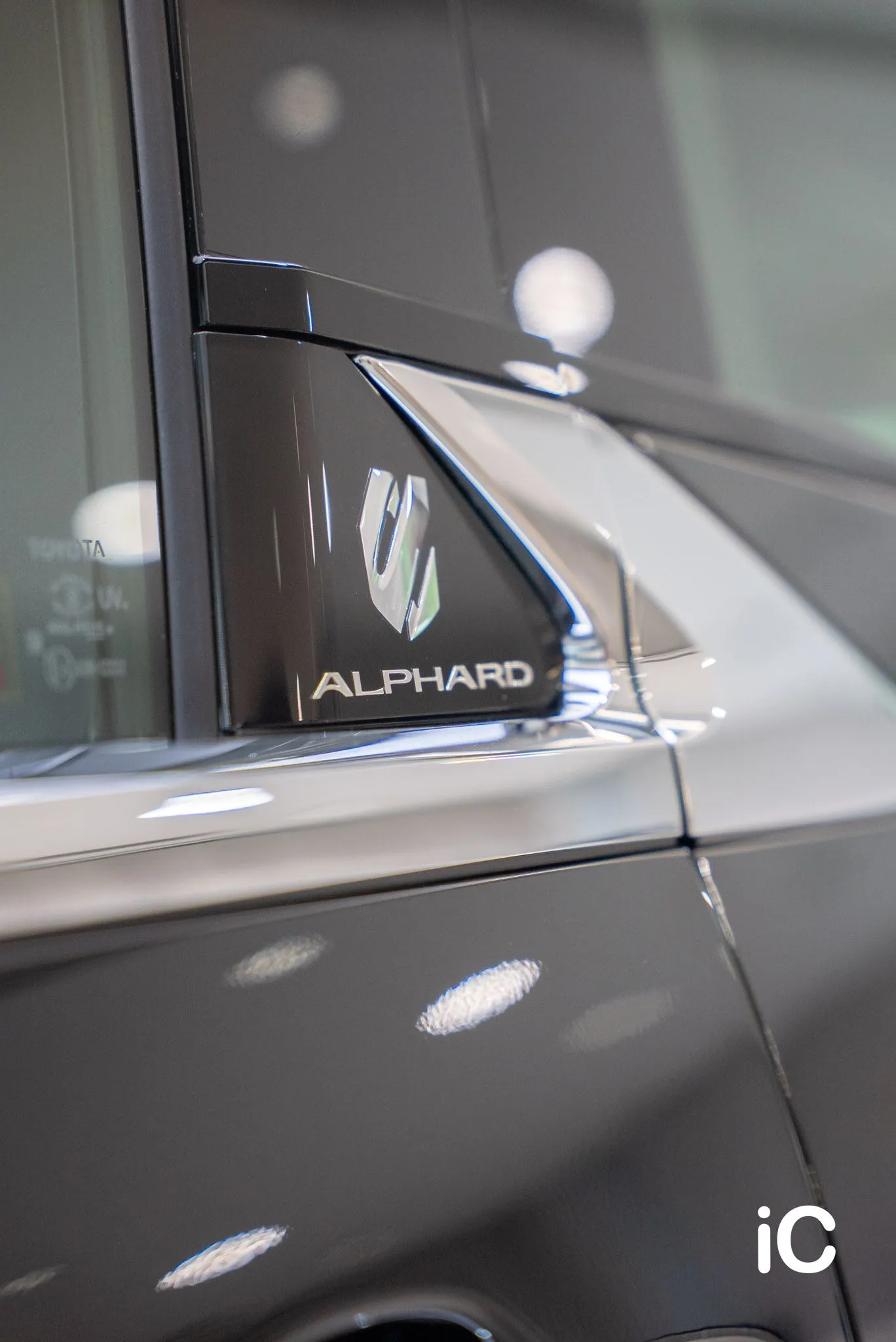 Toyota Alphard 車側標誌與飾件交界
