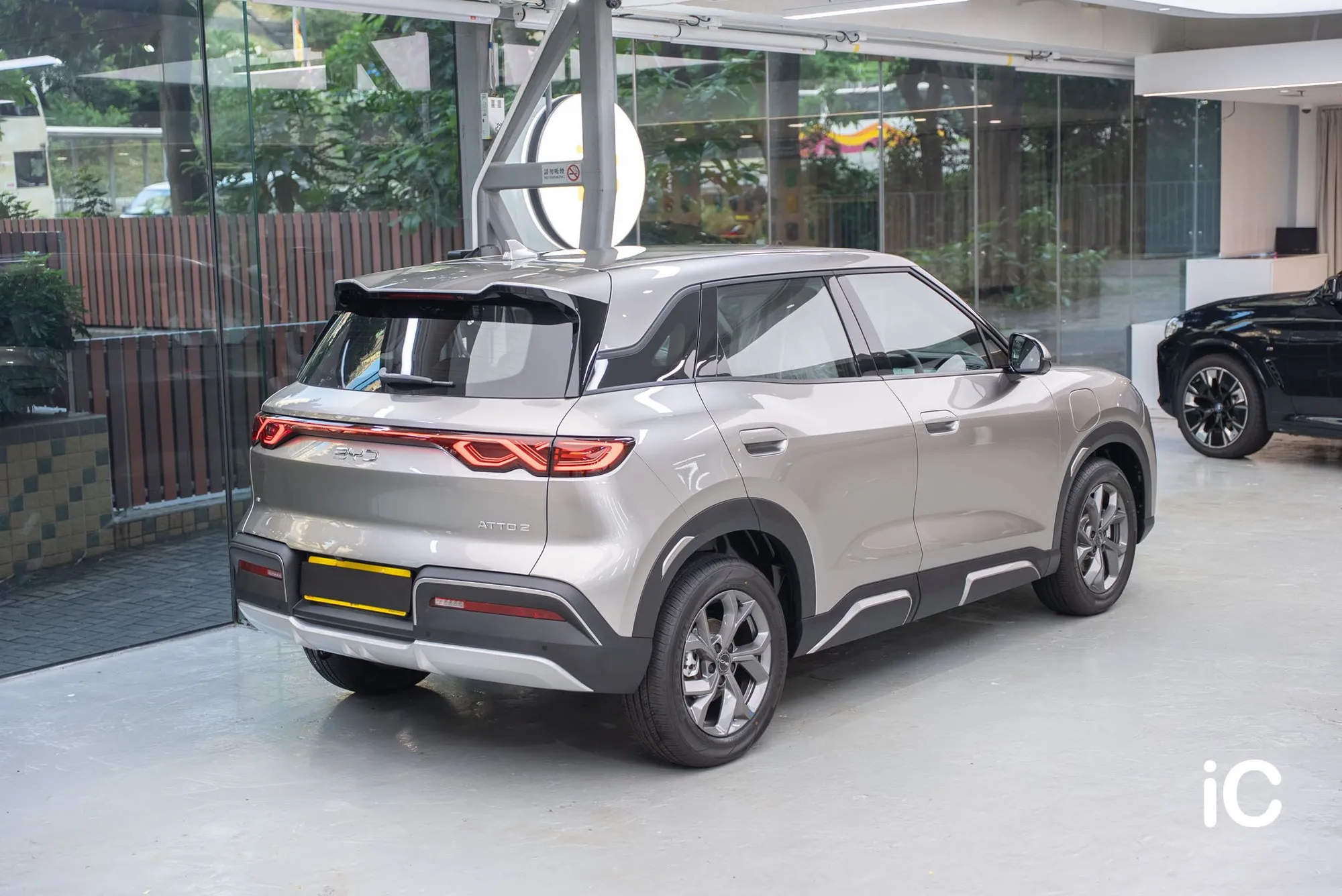 BYD ATTO 2 完成 OM Liquid Silver 轉色 PPF 的車尾整體效果
