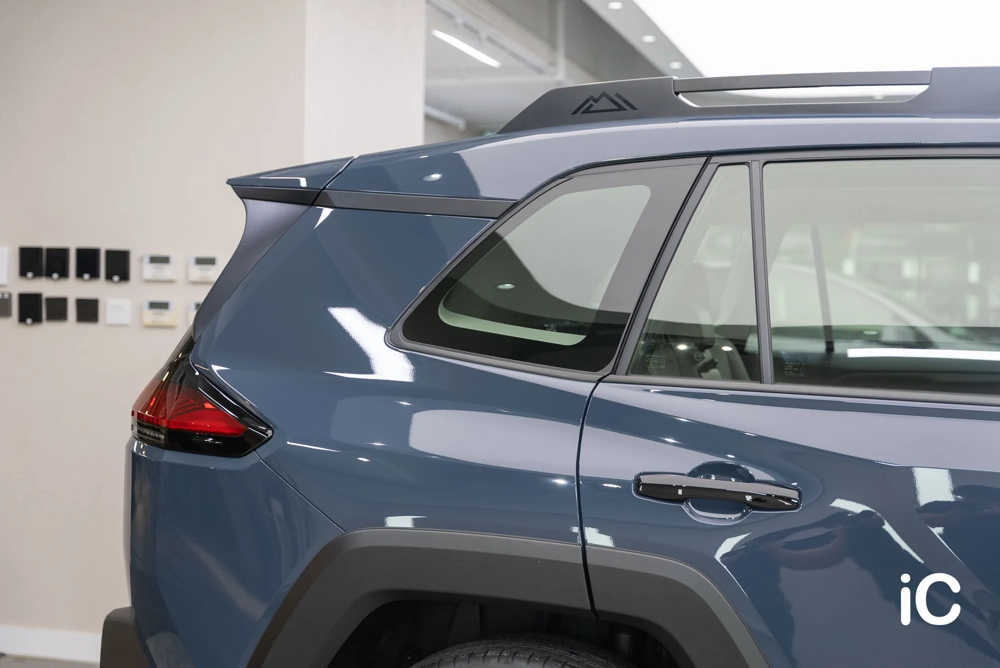 RAV4 後車門、後側窗及尾翼的完成細節，車漆呈現燈光反射