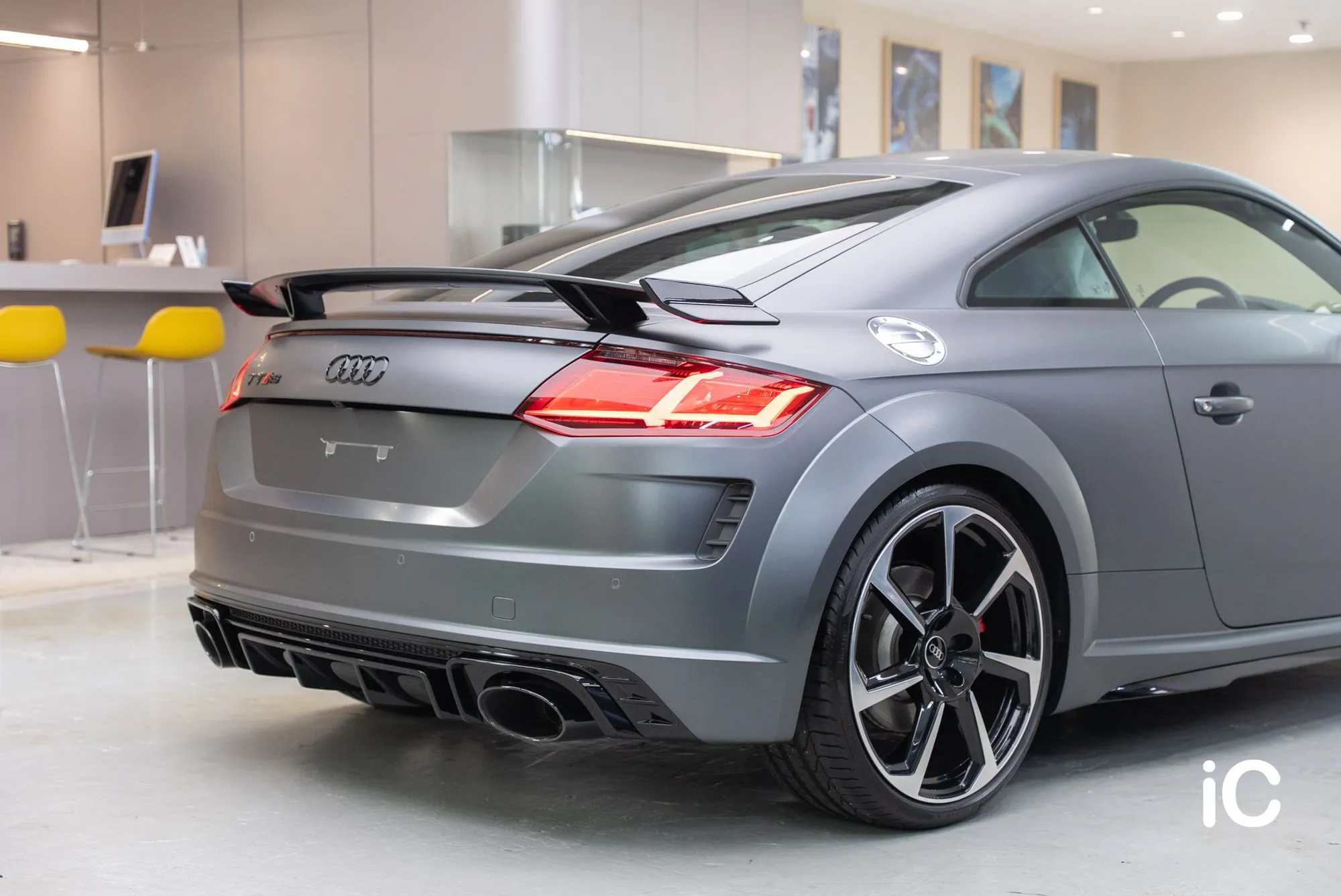 Audi TT RS 車尾斜側完成效果，展示啞面後沙板、尾門與亮黑色擾流部件