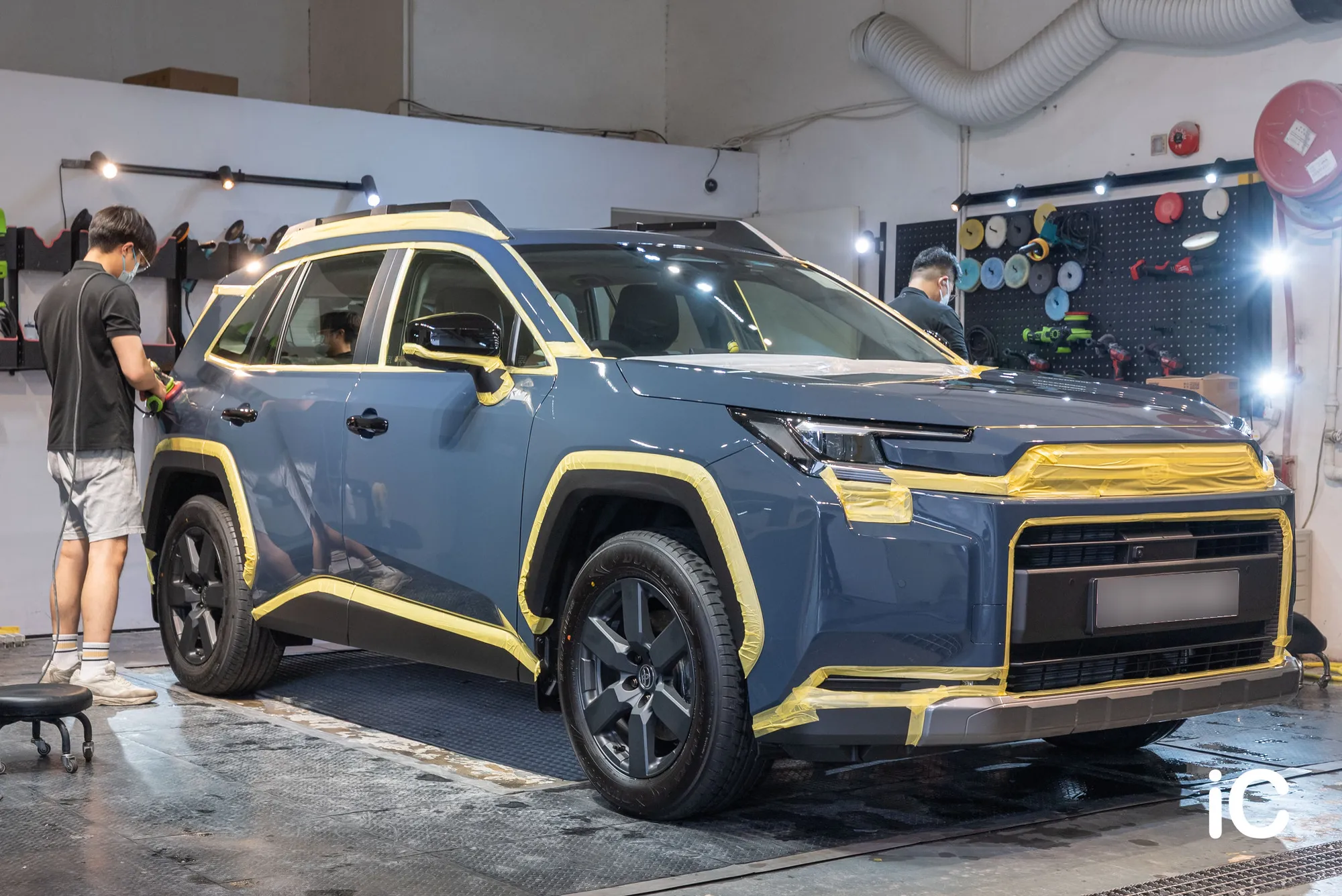 我們團隊為 RAV4 研磨拋光，窗框、輪眉及前泵把飾件已貼上保護膠紙
