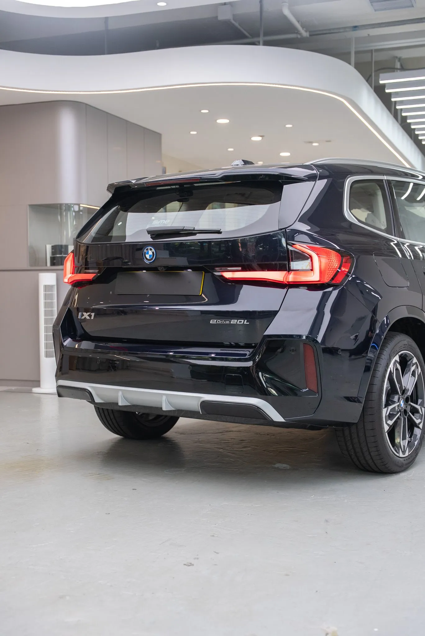 BMW iX1 L 另一側車尾完成效果