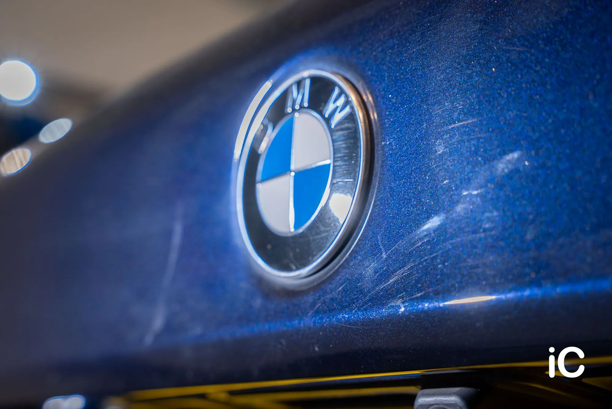 BMW THE 5 車章附近的漆面花痕