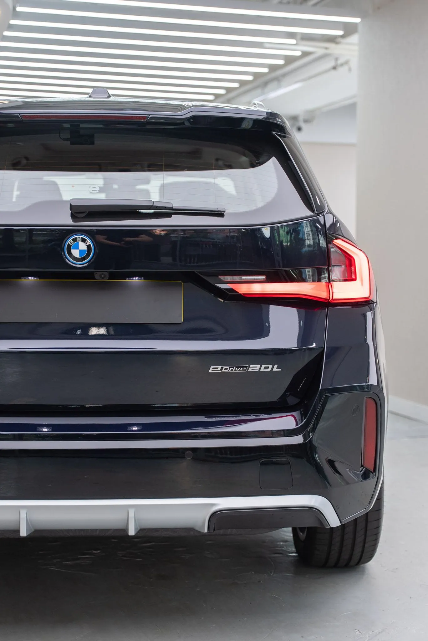 BMW iX1 L 車尾正面直幅