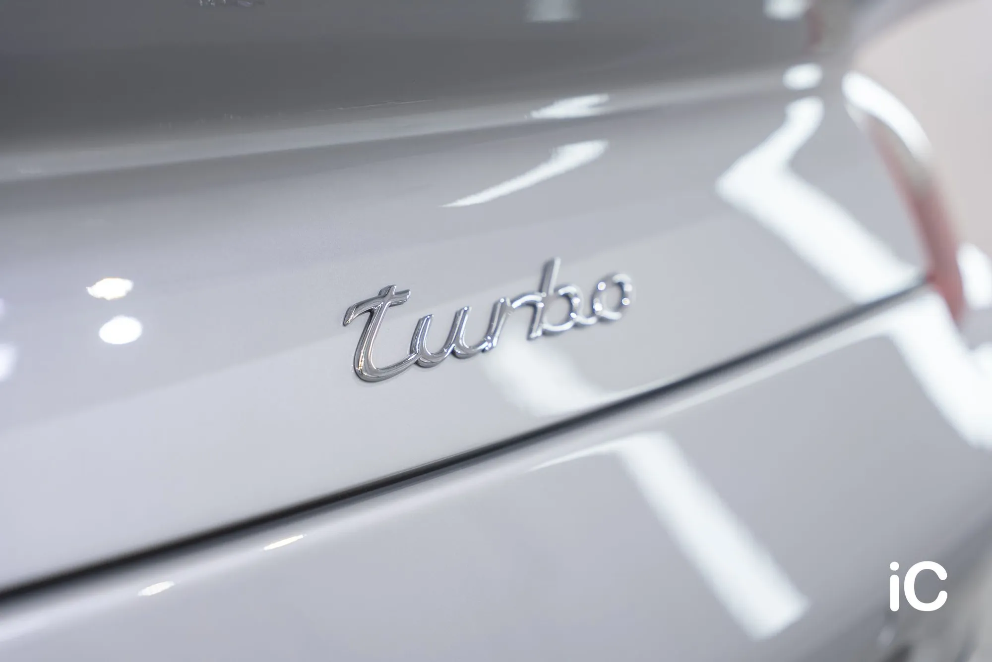 Porsche 911 完成施工後的 Turbo 車尾標誌
