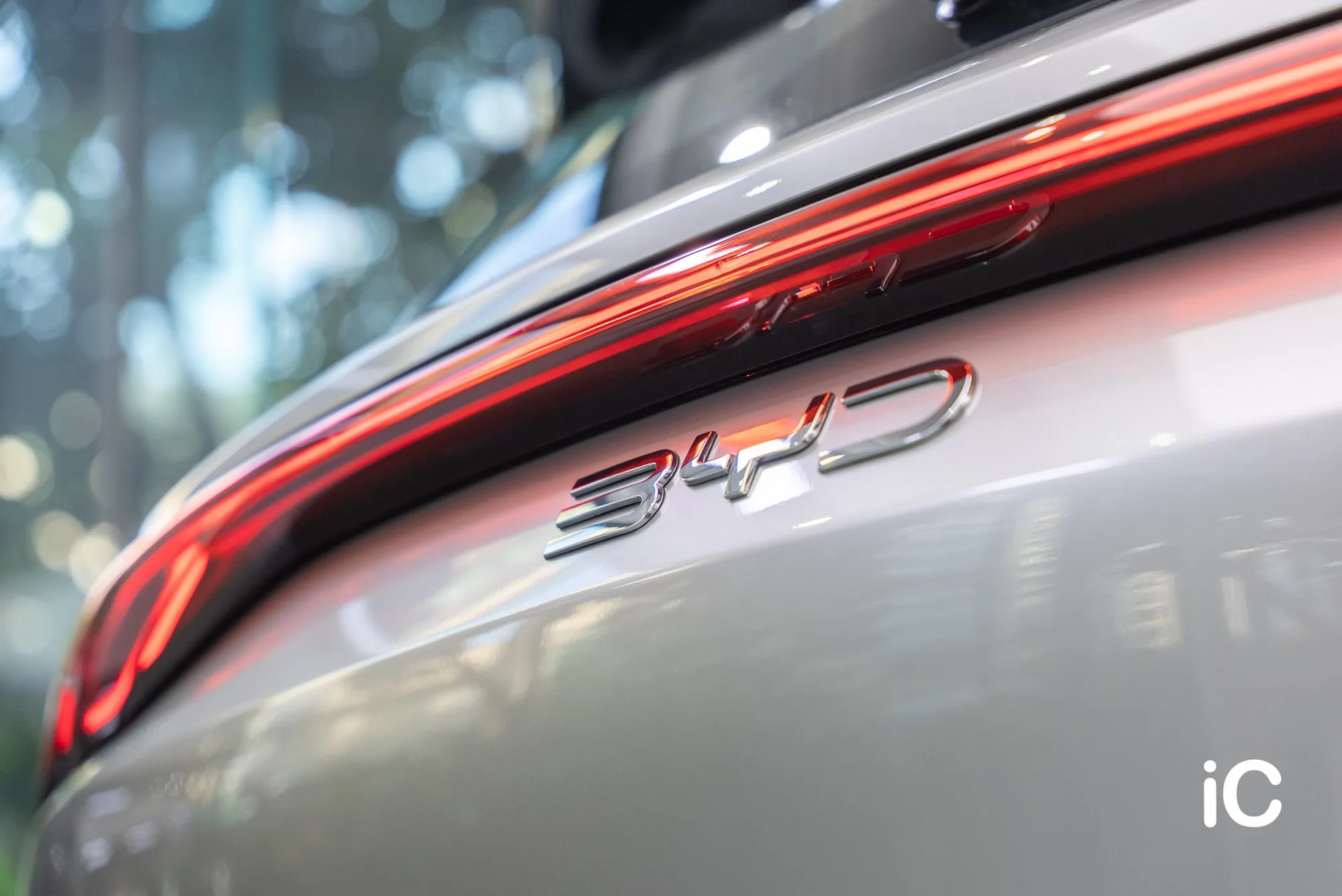 BYD ATTO 2 車尾標誌與銀色車身細節