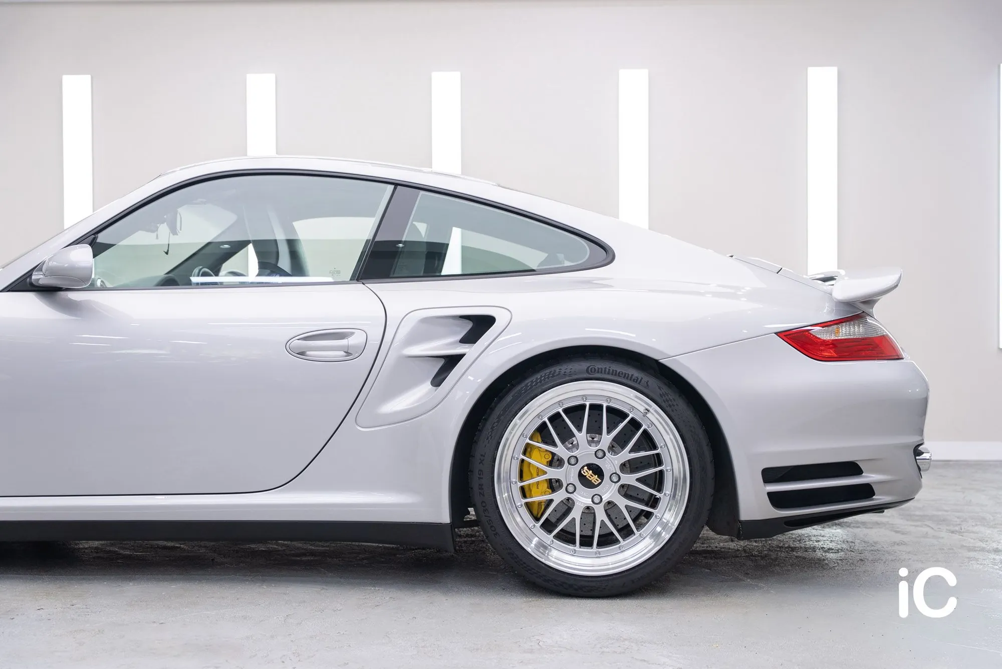 Porsche 911 完成施工後的銀色車側線條