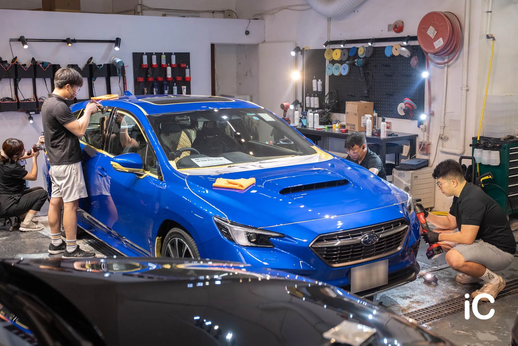 Subaru Levorg 研磨拋光前以膠紙保護飾件