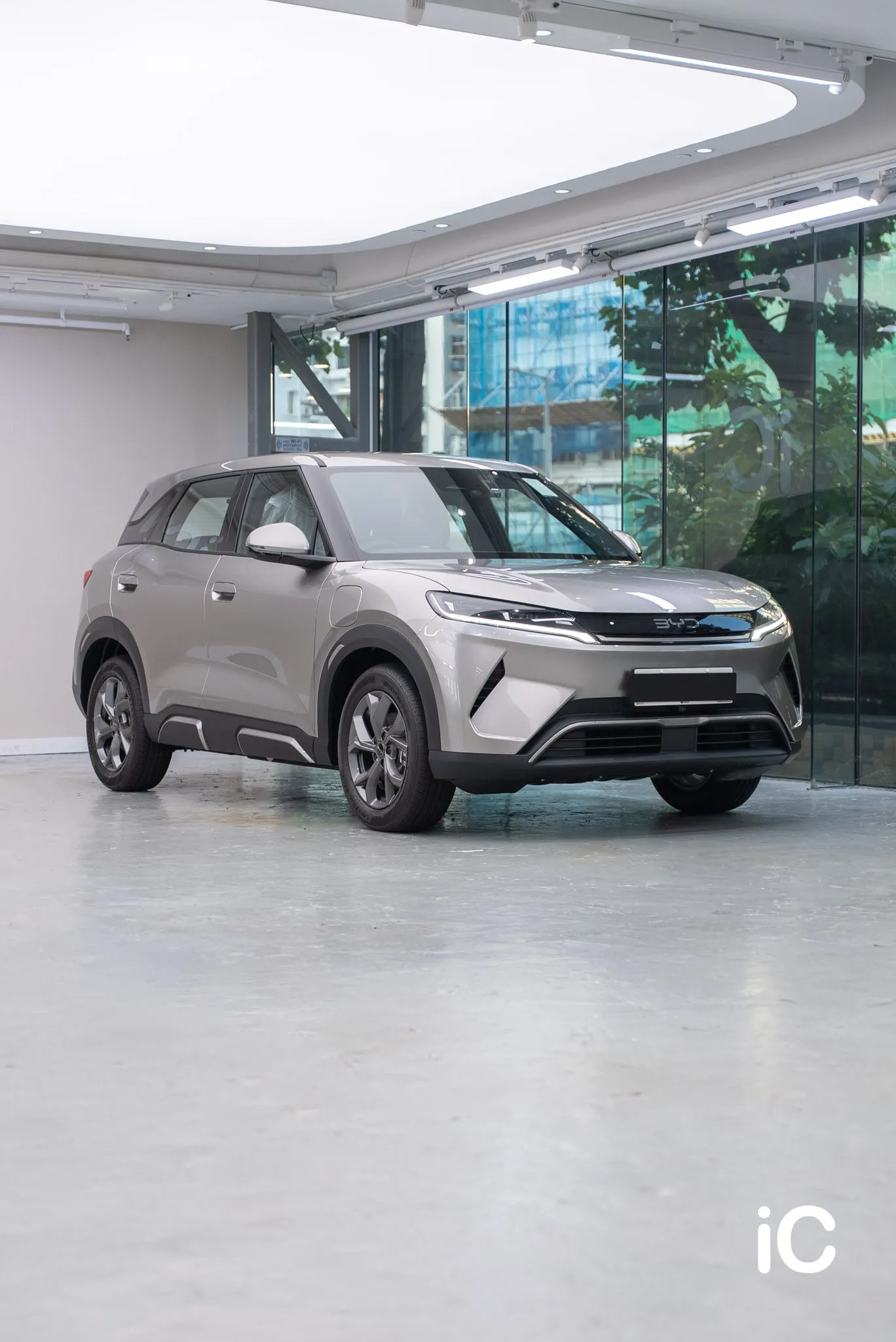 完成 OM Liquid Silver 轉色 PPF 的 BYD ATTO 2 車頭與側面