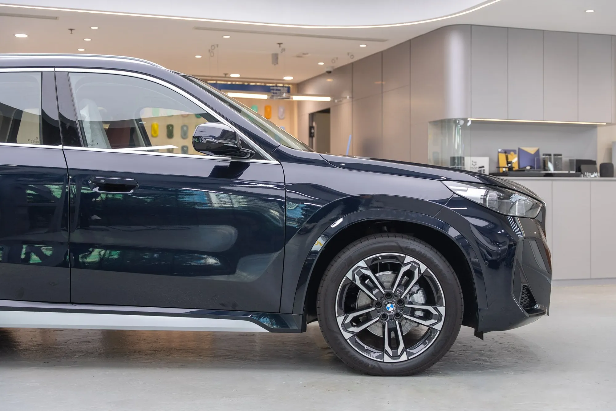 BMW iX1 L 前沙板及車門光澤