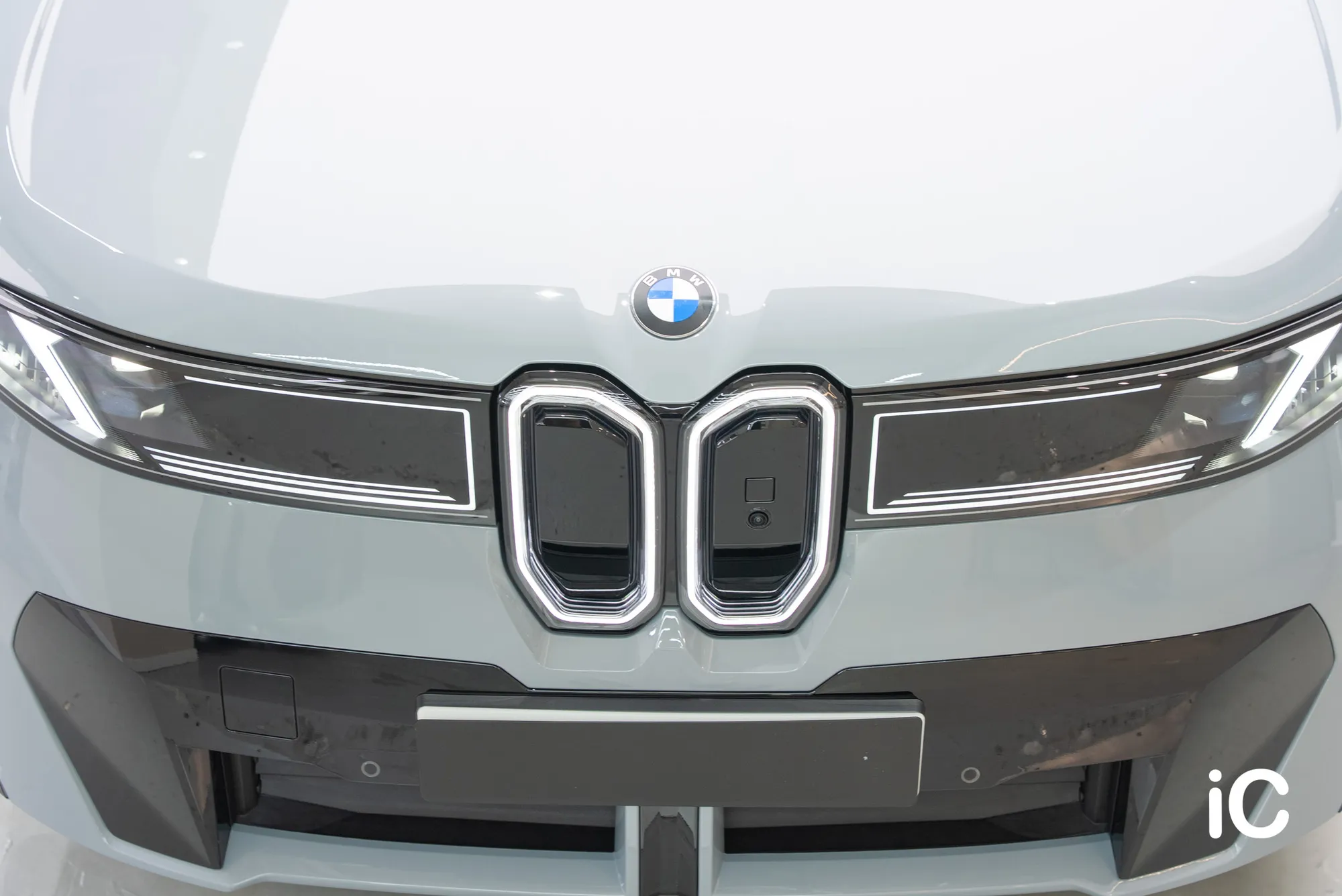 BMW iX3 頭燈、鬼面罩與車頭冚