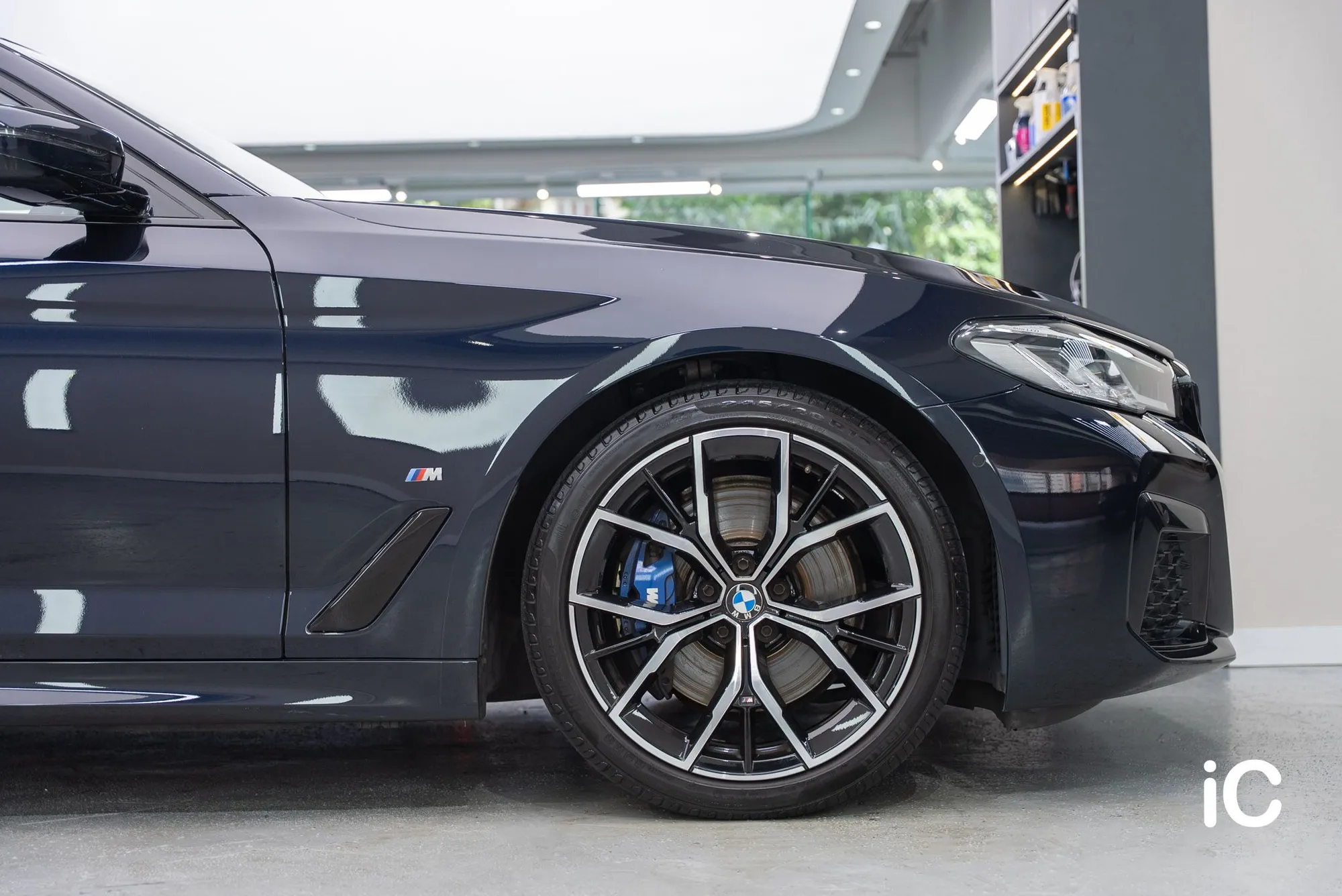 BMW THE 5 前輪及前翼子板側面