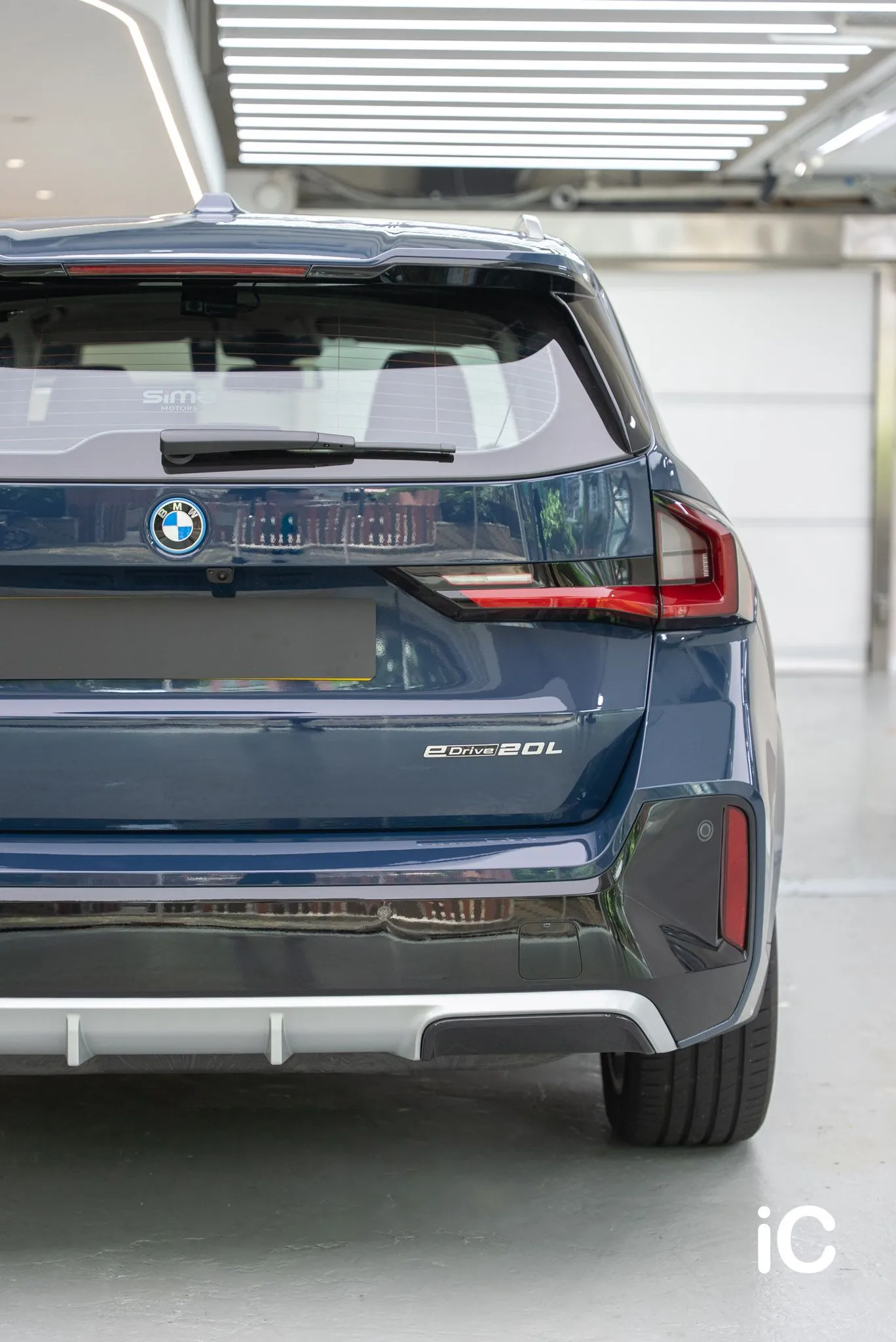 BMW iX1 L 藍色車身正後方完成效果