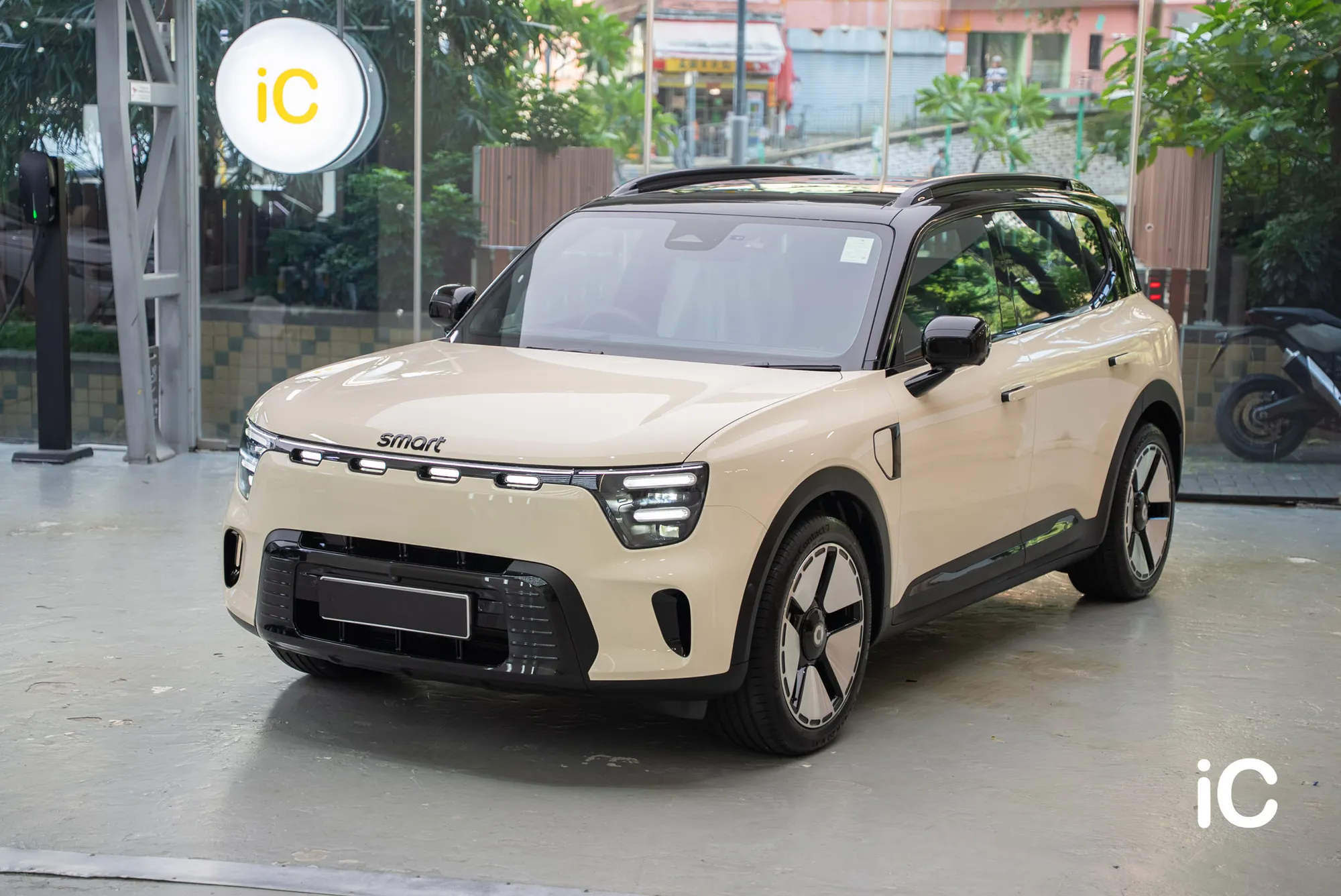 smart #5 Premium 車頭三分四角度的雙色完成效果