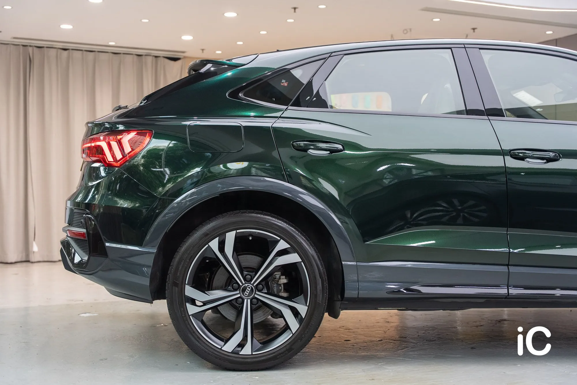 Audi Q3 車側與後半車身配色