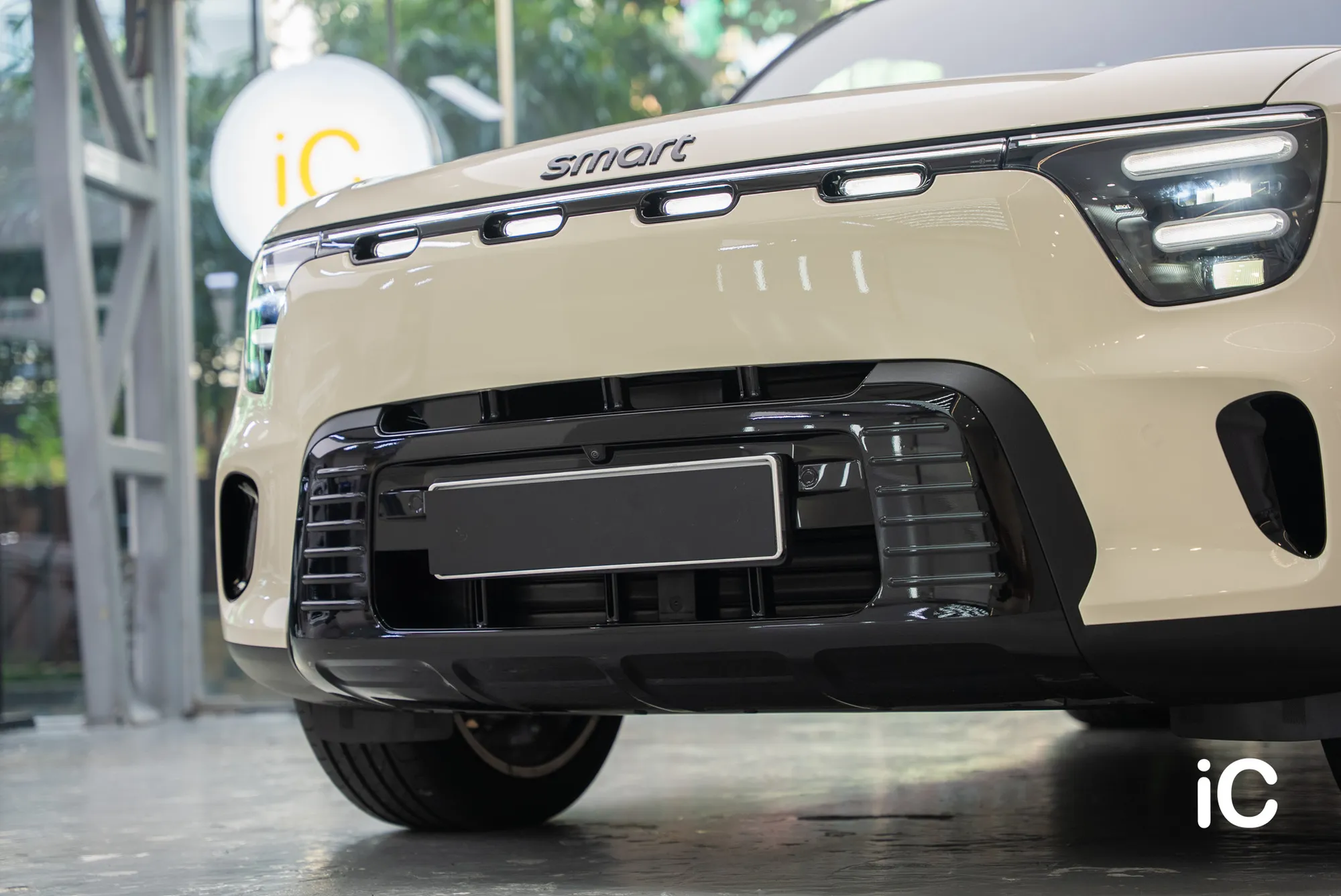 smart #5 Premium 低角度車頭及鬼面罩的黑色完成效果