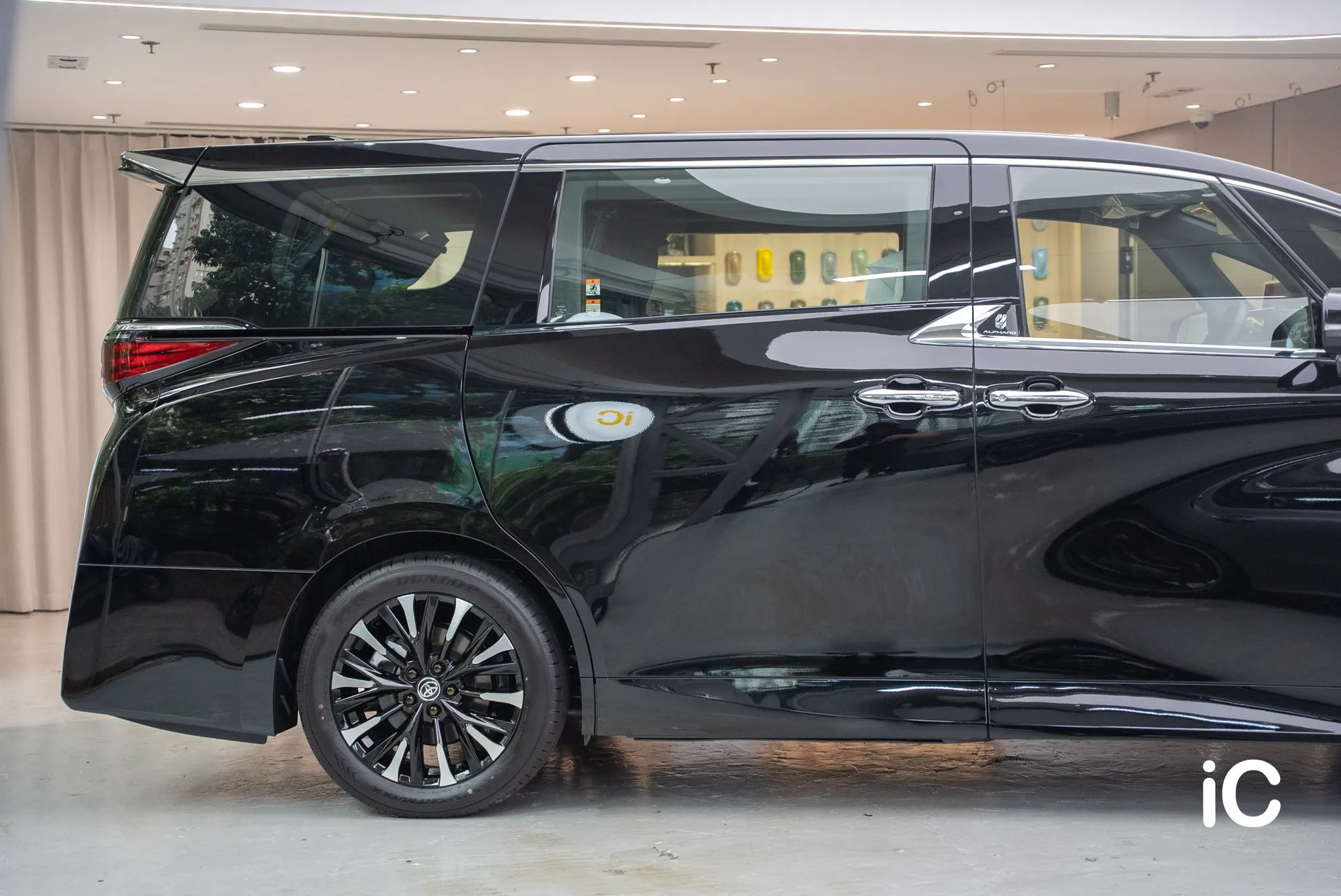 車門至後輪附近的車側光澤