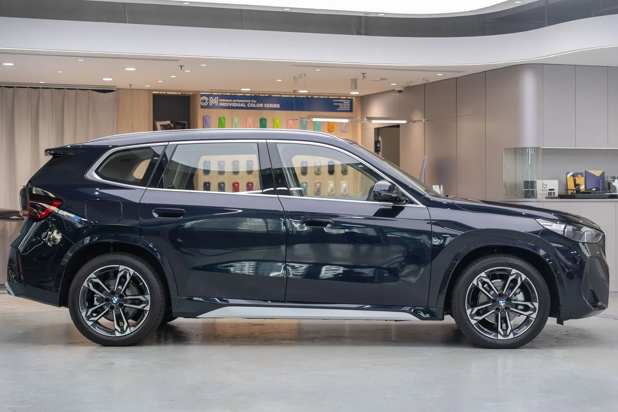 BMW iX1 L Carbon Black 透明 PPF 完成後的車側效果