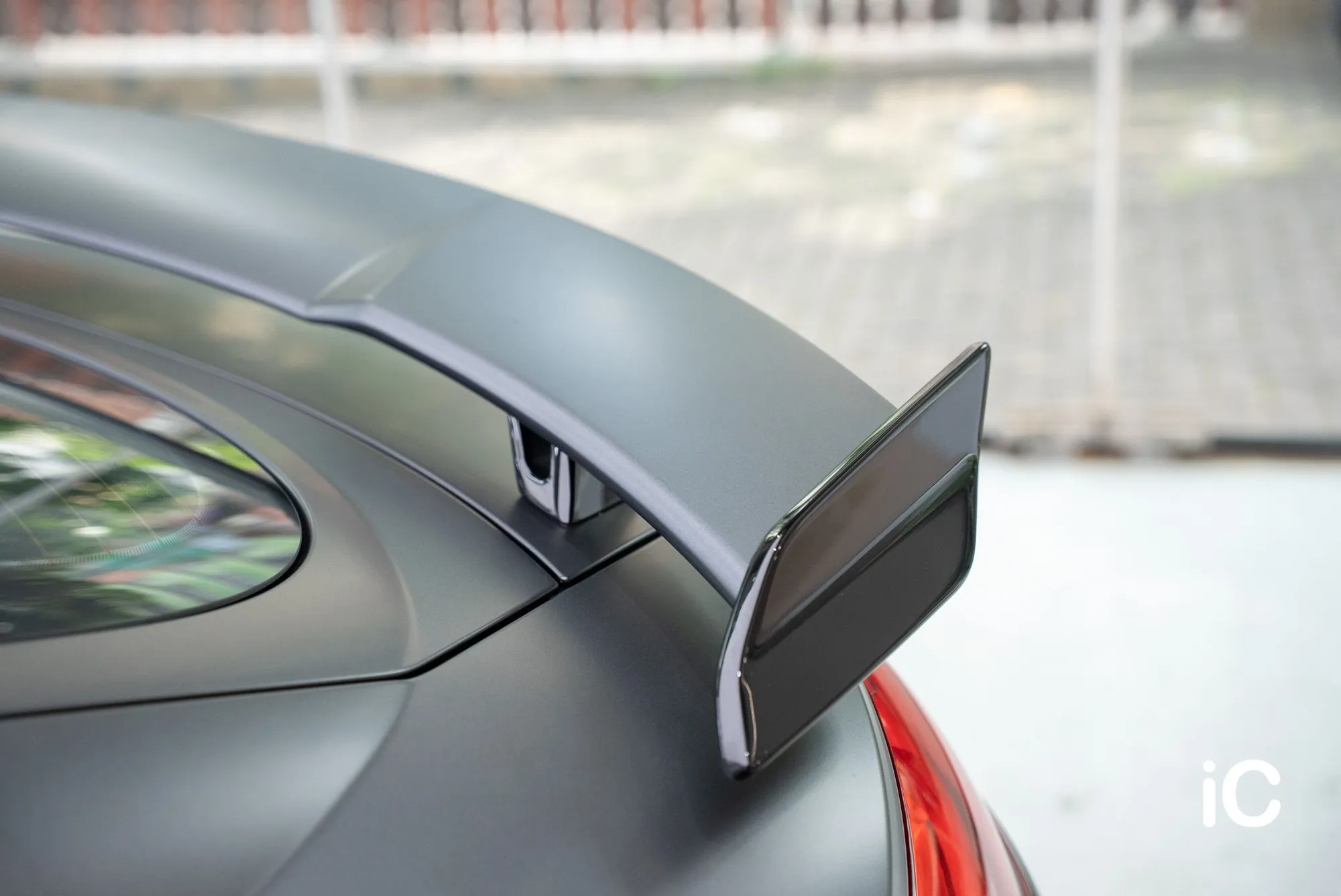 Audi TT RS 尾翼上方及尾門的啞面表面，配合亮黑色尾翼側板