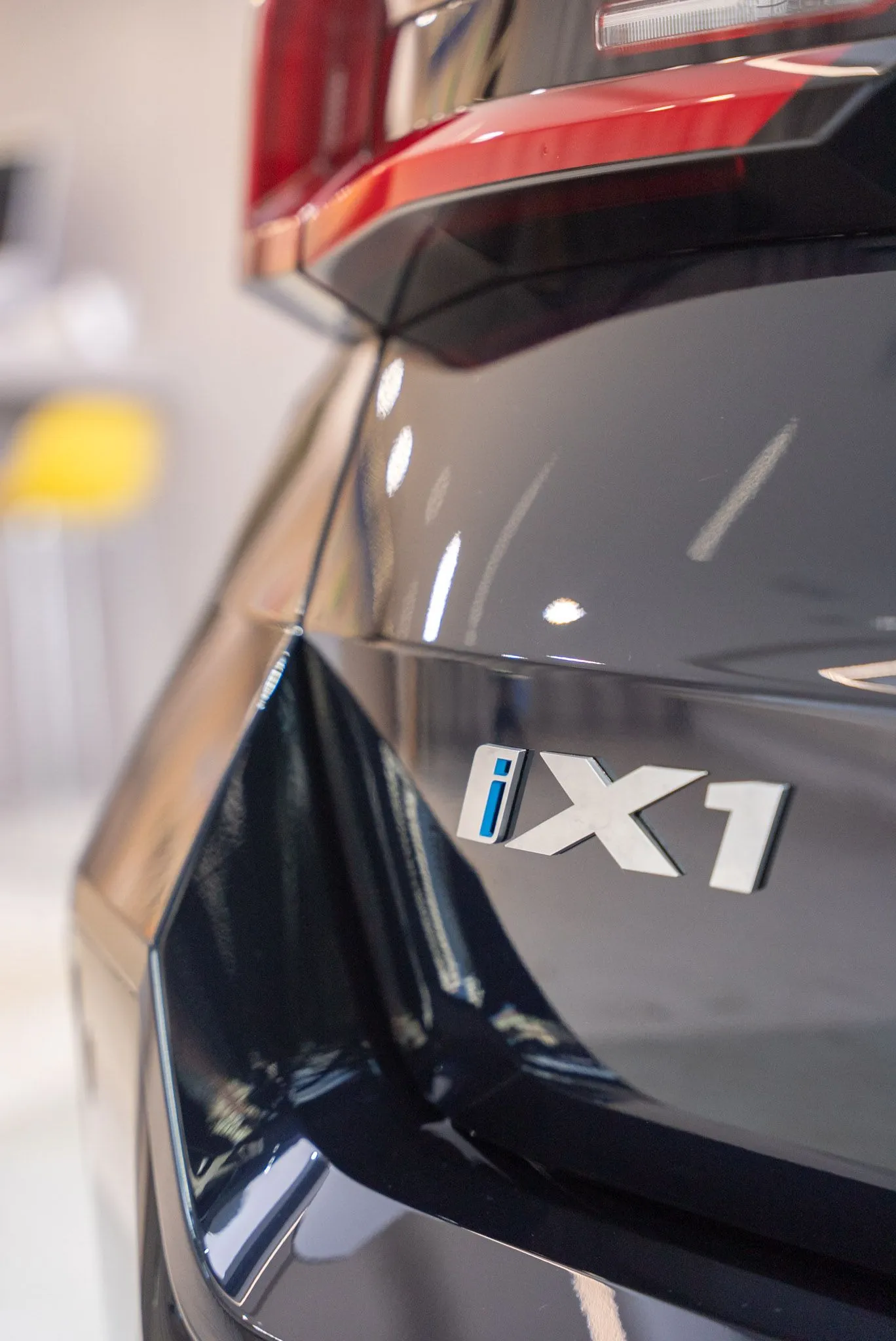 BMW iX1 L 車尾徽章旁漆面