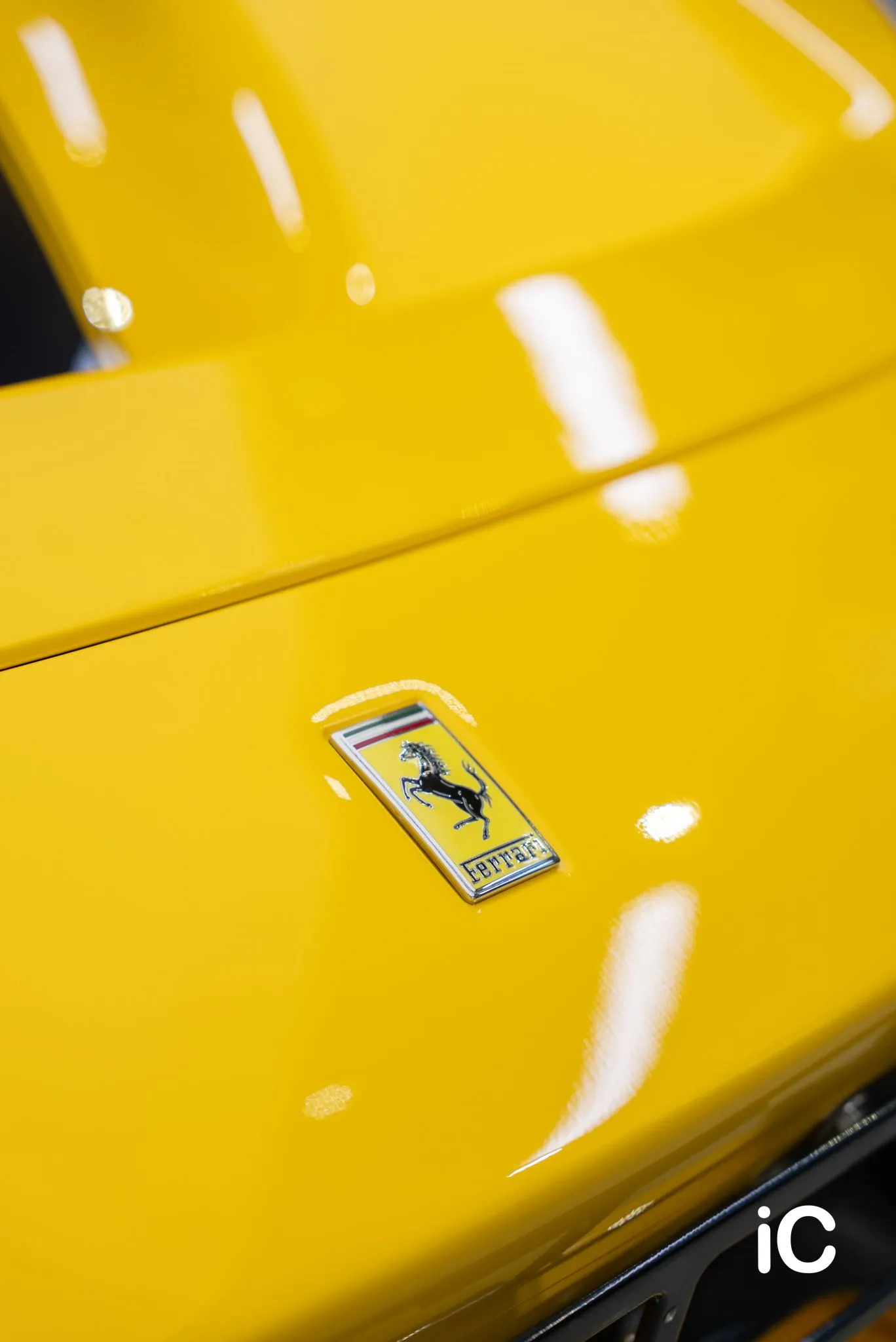 Ferrari 488 黃色漆面及頭冚標誌