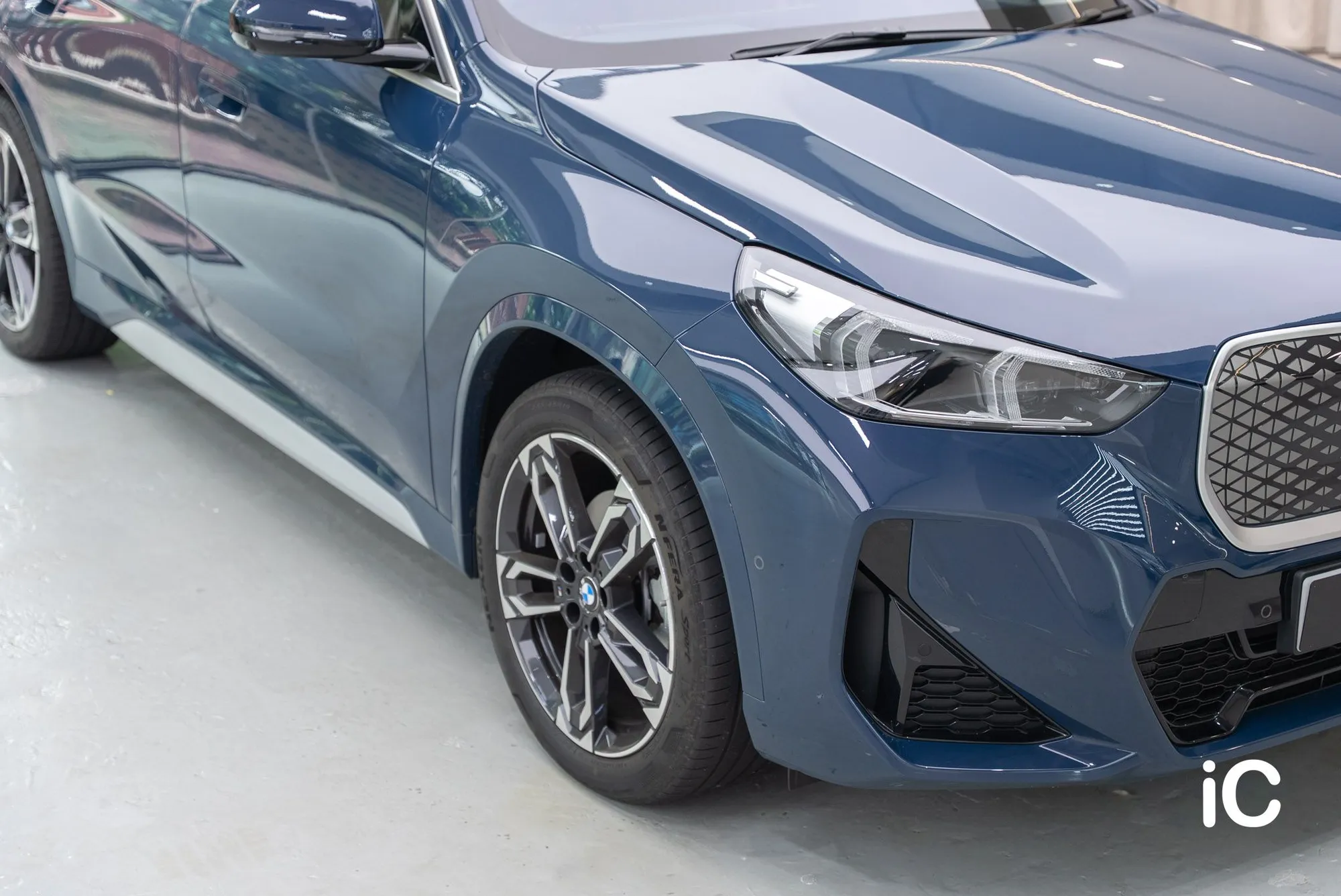 BMW iX1 L 車頭、前沙板與車側完成效果